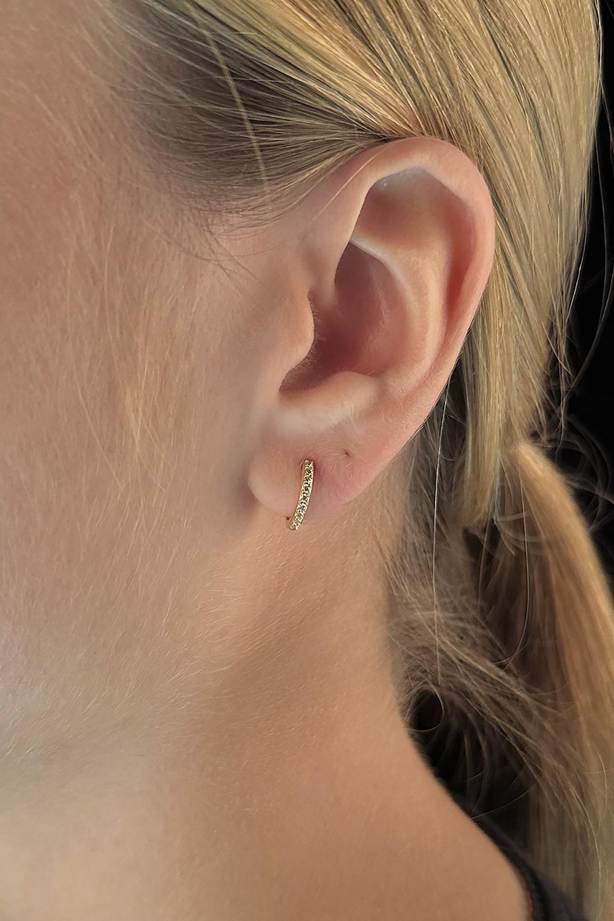 14 Ayar Altın Sıralı Taş Detaylı Mini Halka Küpe - Fiyonk Kuyumculuk