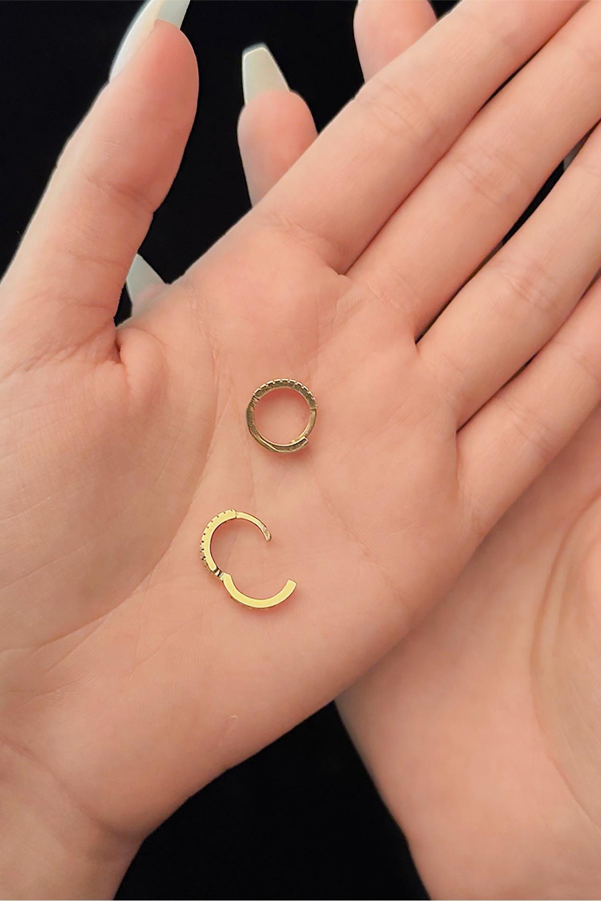 14 Ayar Altın Sıralı Taş Detaylı Mini Halka Küpe - Fiyonk Kuyumculuk (1)