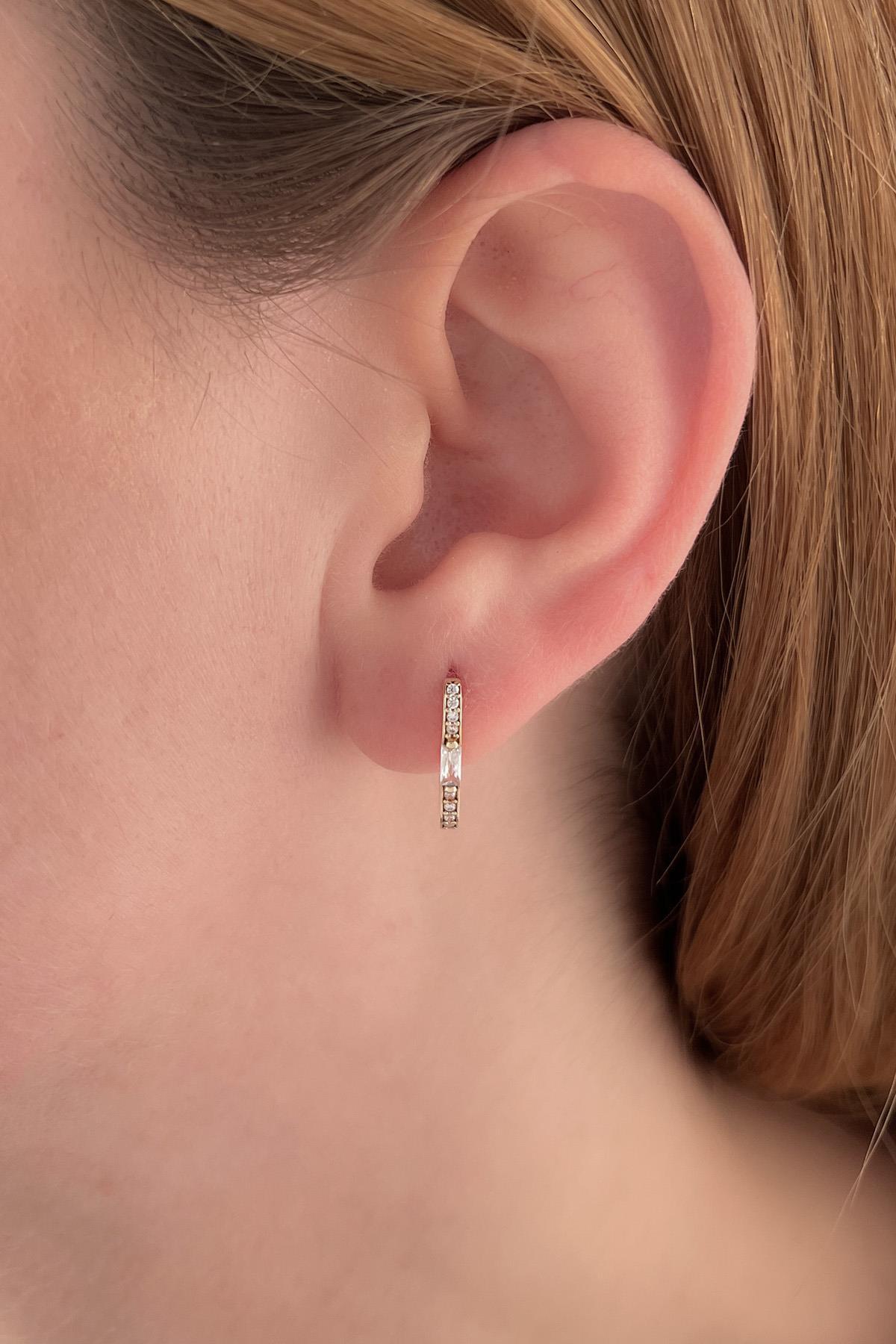 14 Ayar Altın Baget Taş Detaylı Taşlı Dikdörtgen Küpe - Fiyonk Kuyumculuk (1)