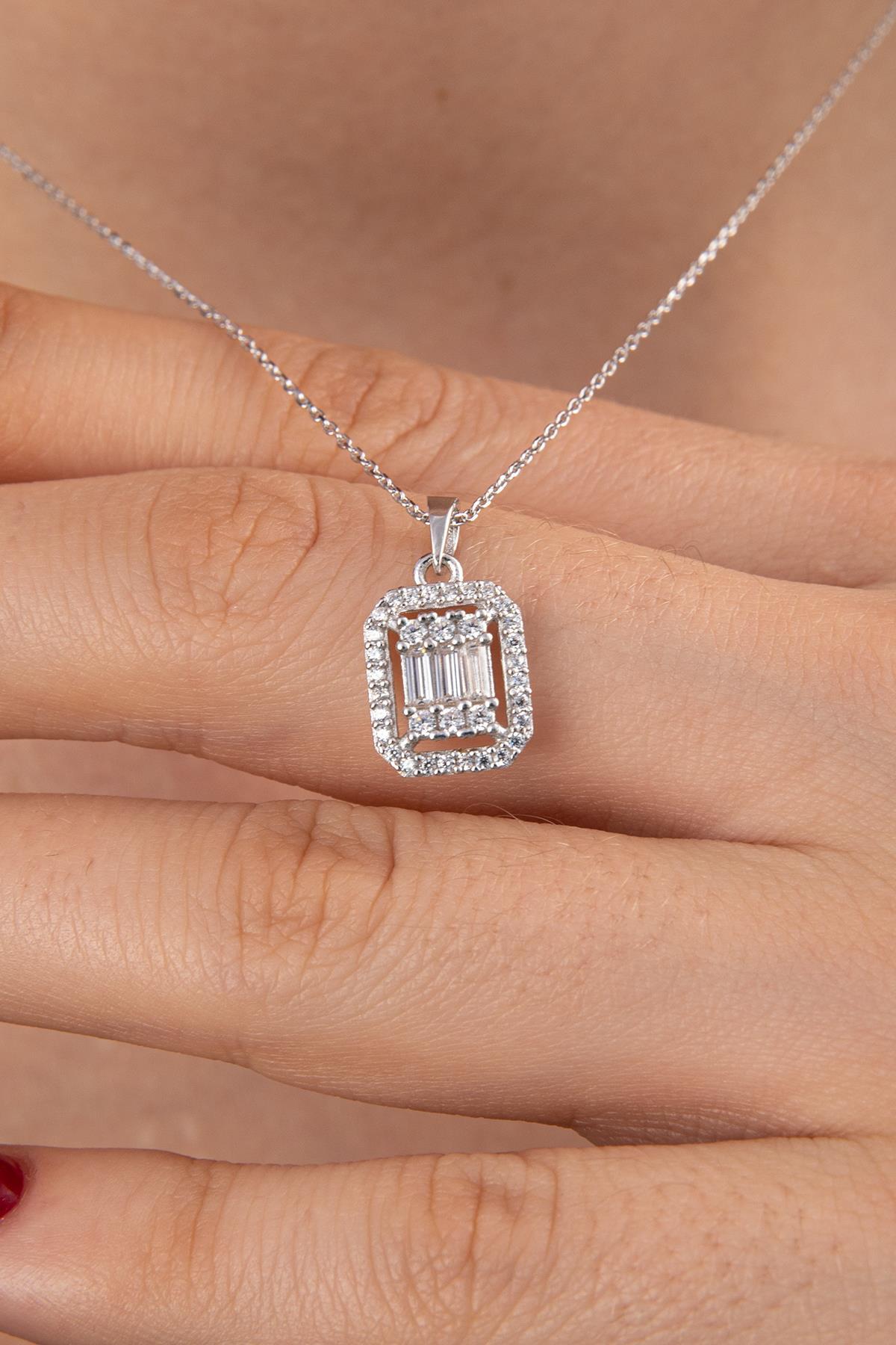 14 Ayar Altın Baget Taşlı Kolye - Fiyonk Kuyumculuk (1)