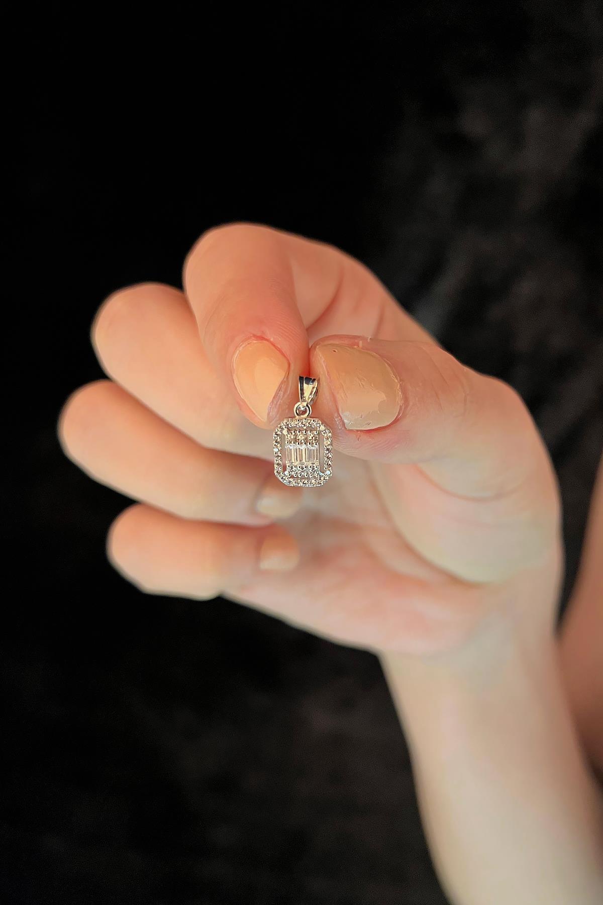 14 Ayar Altın Baget Taşlı Kolye Ucu - Fiyonk Kuyumculuk