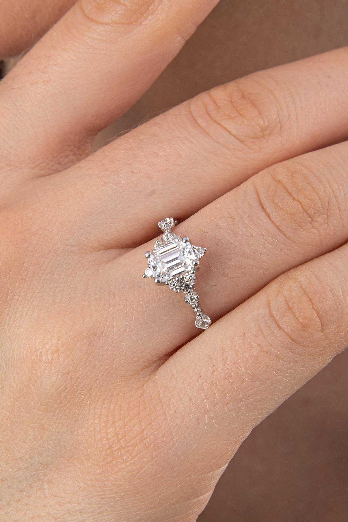 14 Ayar Altın Baget Taşlı Lotus Yüzük - Fiyonk Kuyumculuk