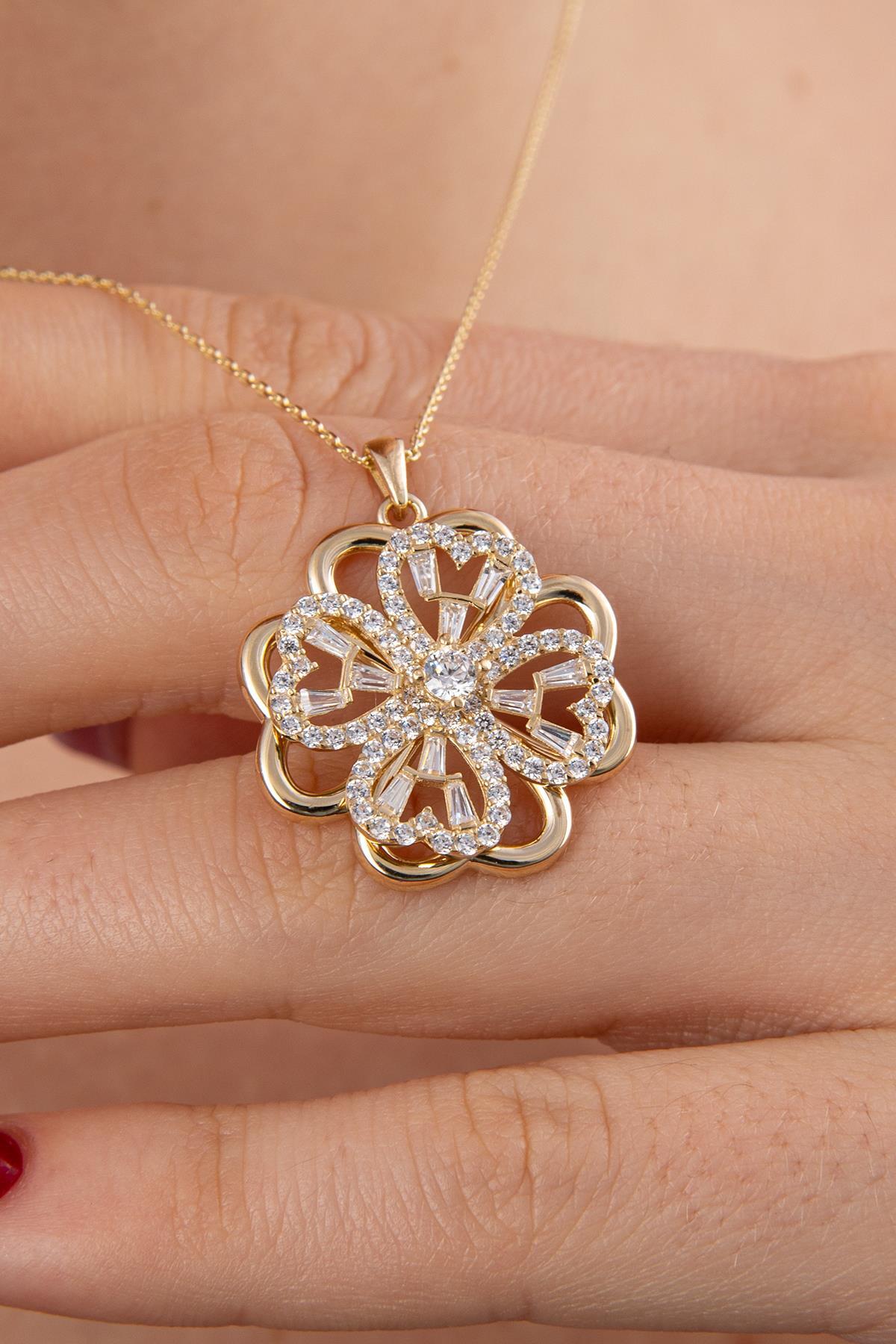 14 Ayar Altın Baget Taşlı Modern Yonca Kolye - Fiyonk Kuyumculuk (1)