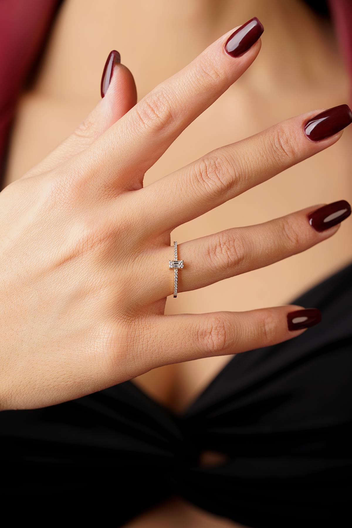 14 Ayar Altın Baget Taşlı Yüzük - Fiyonk Kuyumculuk