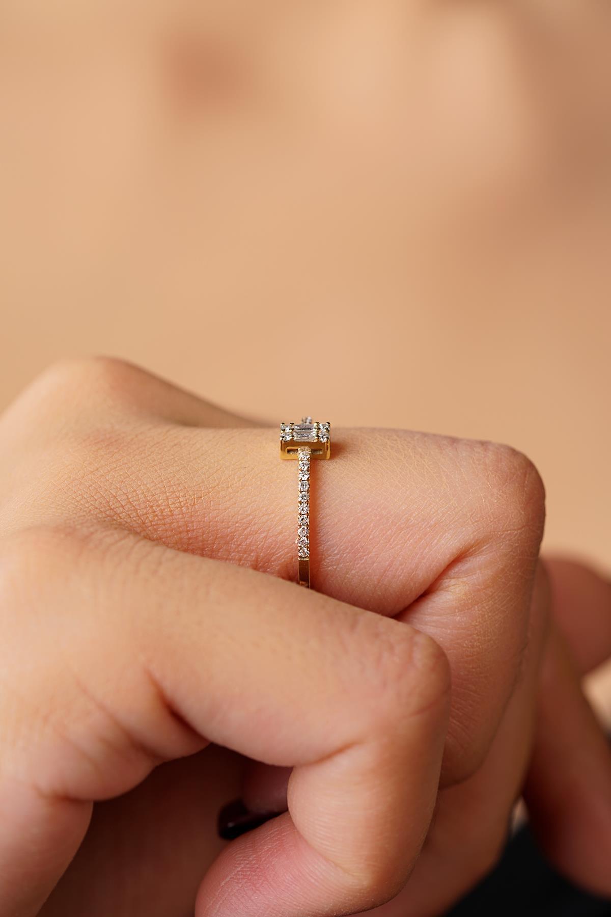 14 Ayar Altın Baget Taşlı Yüzük - Fiyonk Kuyumculuk (1)