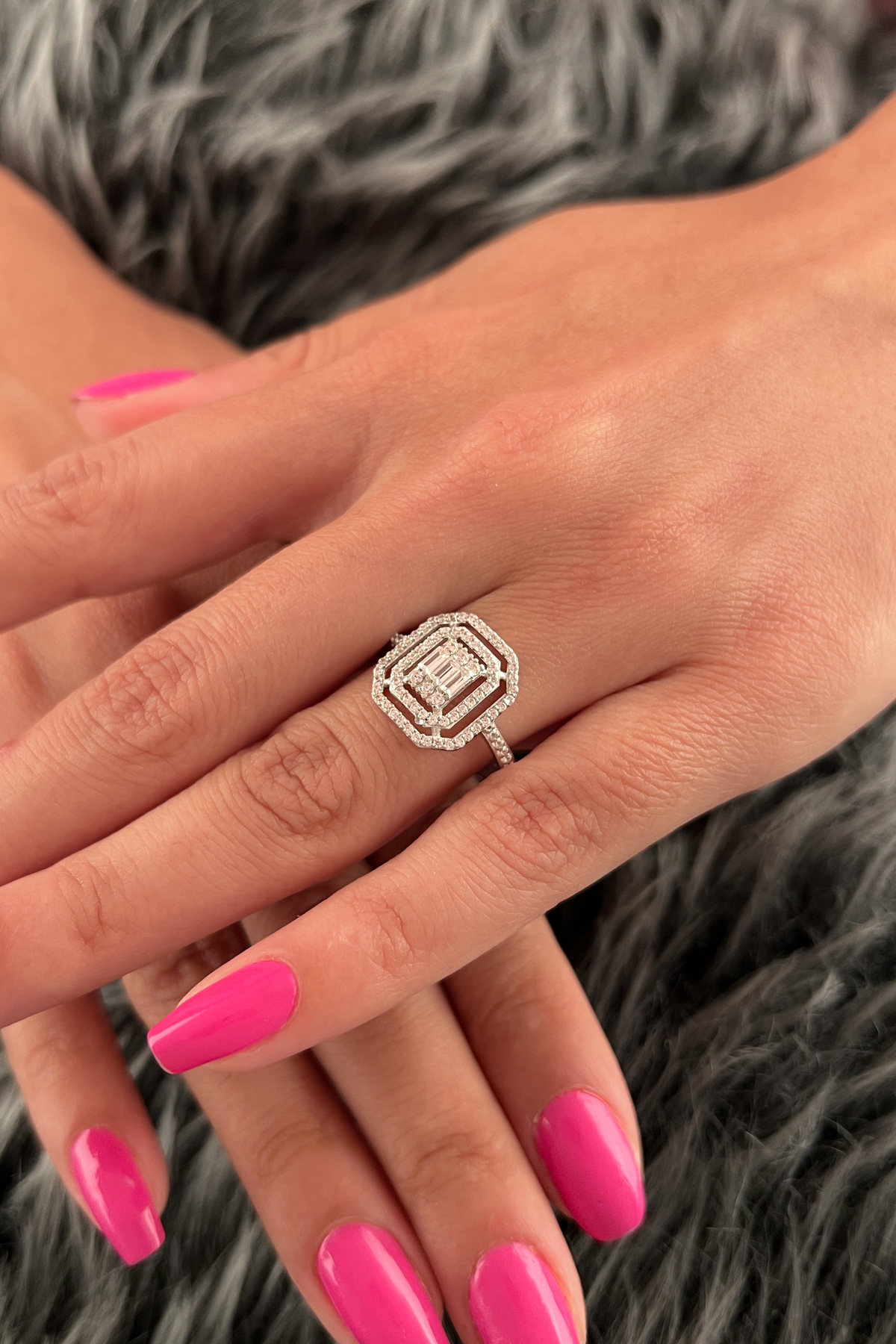 14 Ayar Altın Beyaz Geniş Baget Taşlı Yüzük - Fiyonk Kuyumculuk