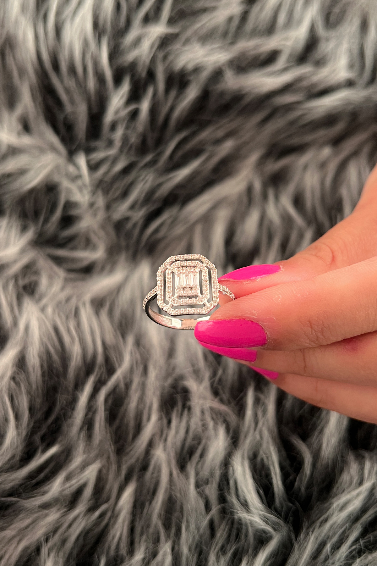 14 Ayar Altın Beyaz Geniş Baget Taşlı Yüzük - Fiyonk Kuyumculuk (1)