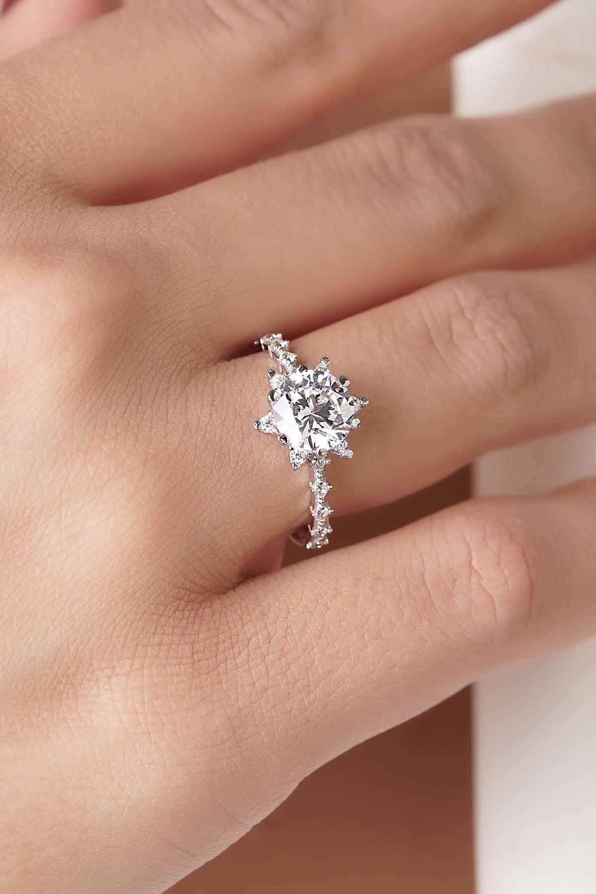 14 Ayar Altın Beyaz Lotus Tektaş Yüzük