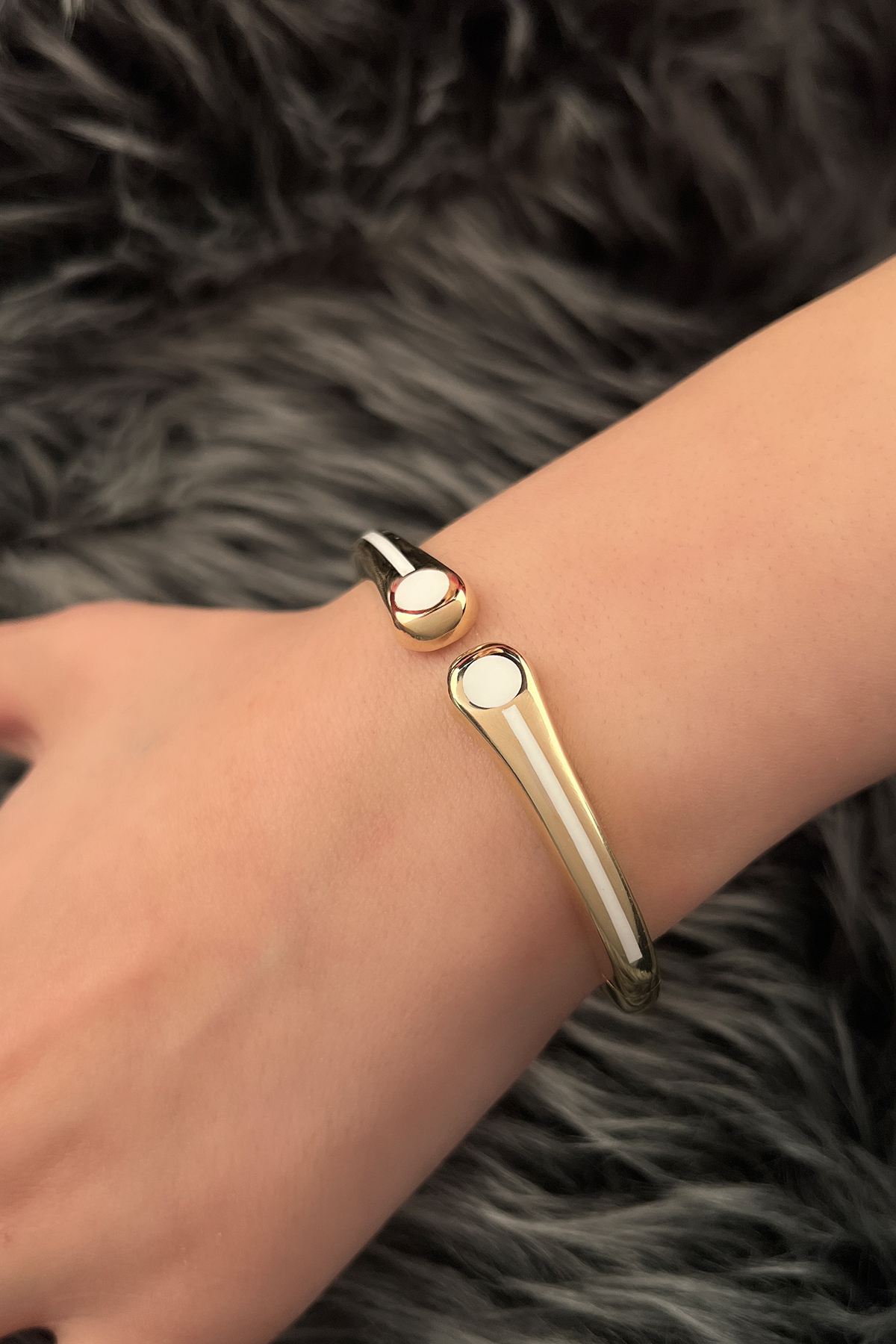 14 Ayar Altın Beyaz Şerit Detaylı Damla Kelepçe - Fiyonk Kuyumculuk