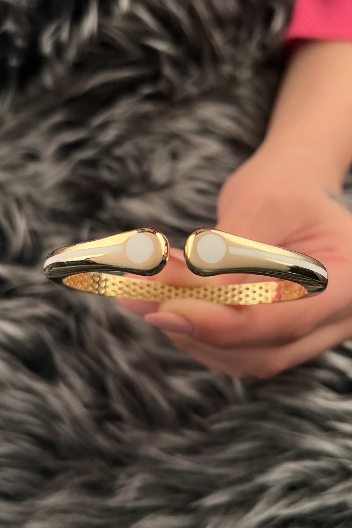 14 Ayar Altın Beyaz Şerit Detaylı Damla Kelepçe - Fiyonk Kuyumculuk (1)