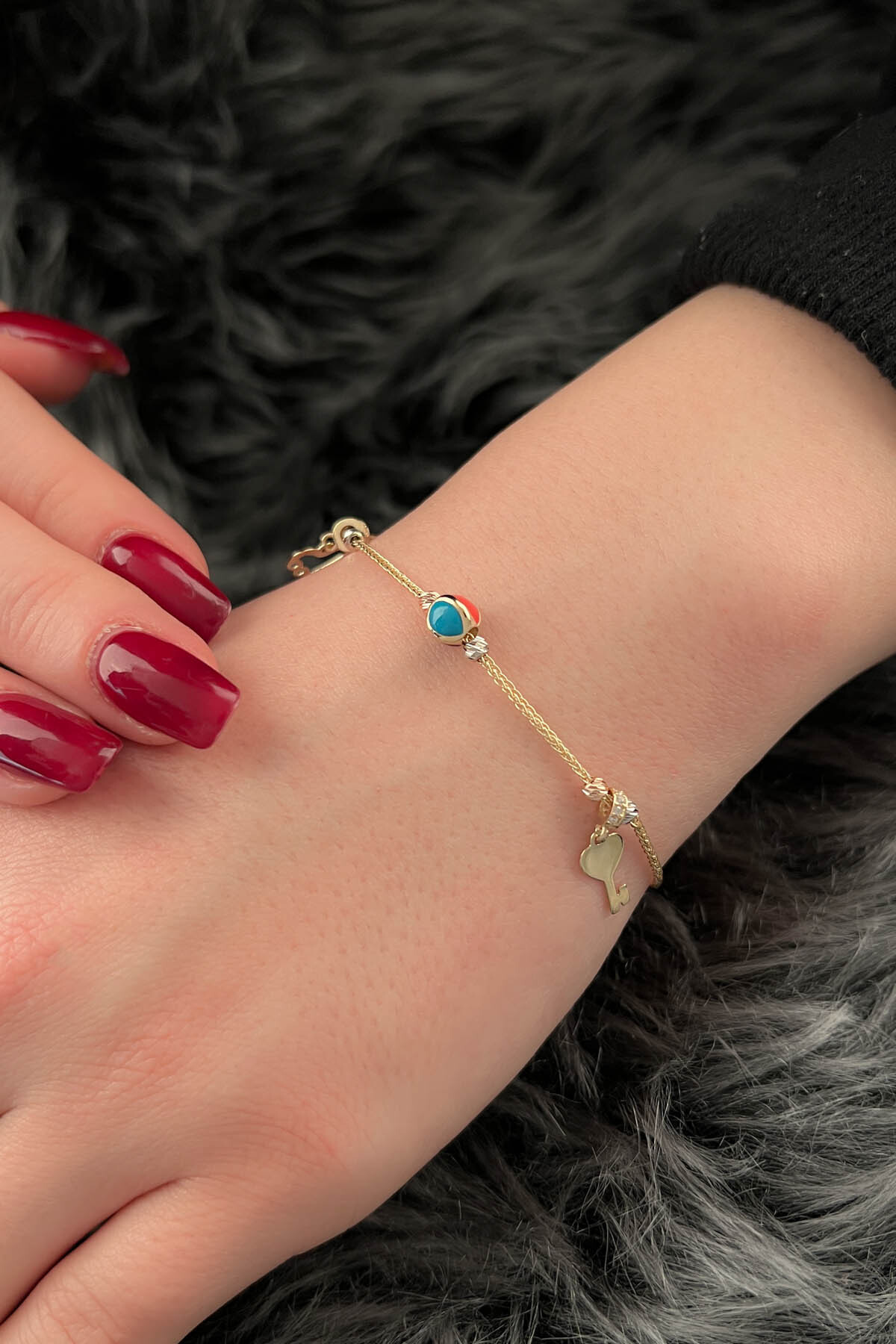 14 Ayar Altın Çok Renkli Aşk Temalı Şans Bilekliği - Fiyonk Kuyumculuk