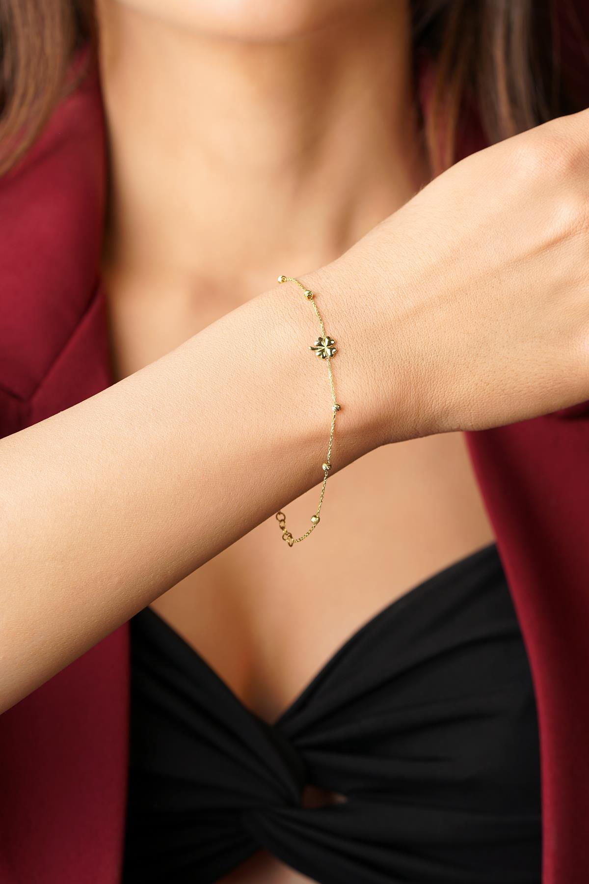 14 Ayar Altın Dorika Top Detaylı Yonca Bileklik - Fiyonk Kuyumculuk