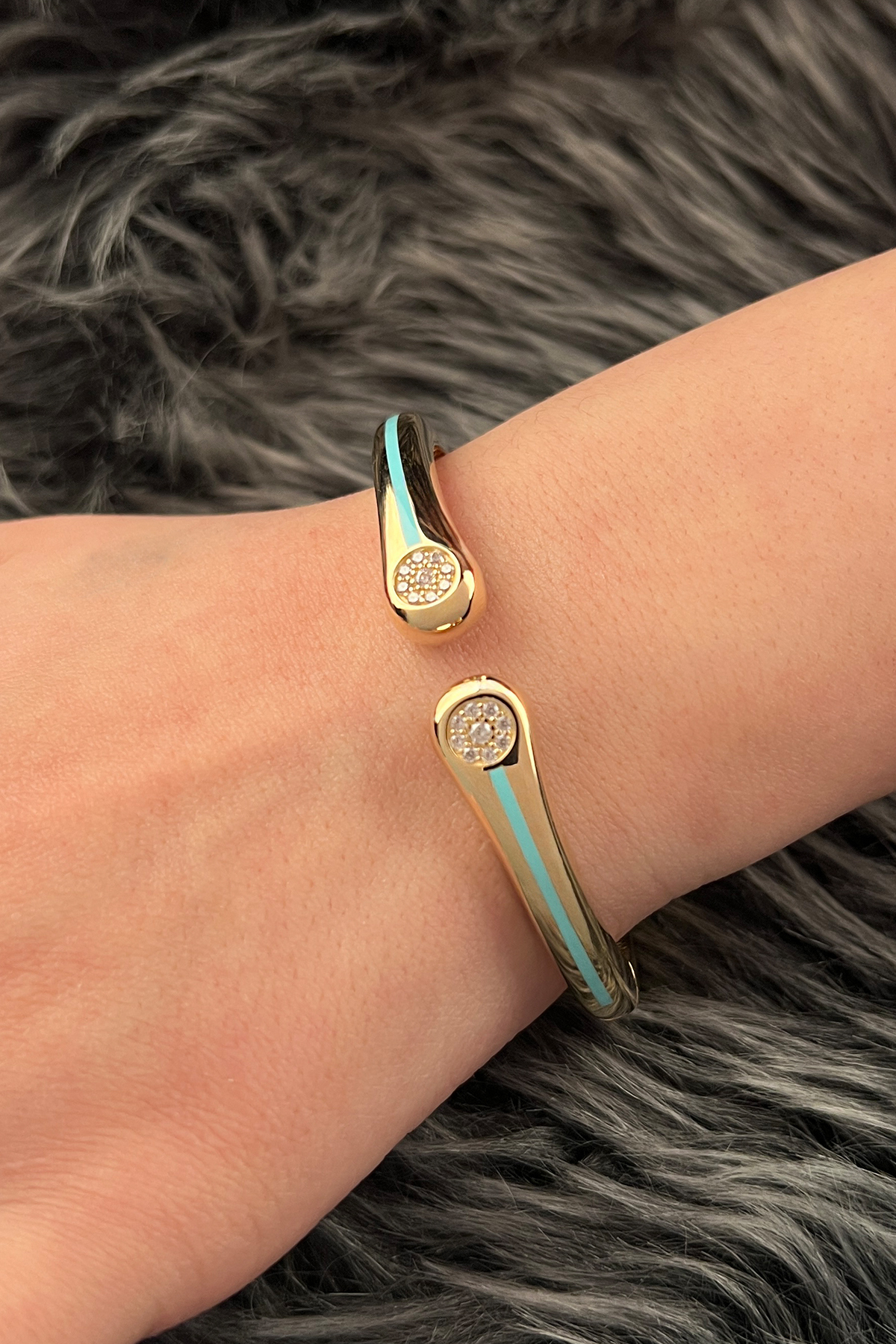 14 Ayar Altın Firuze Şerit Detaylı Taşlı Kelepçe - Fiyonk Kuyumculuk