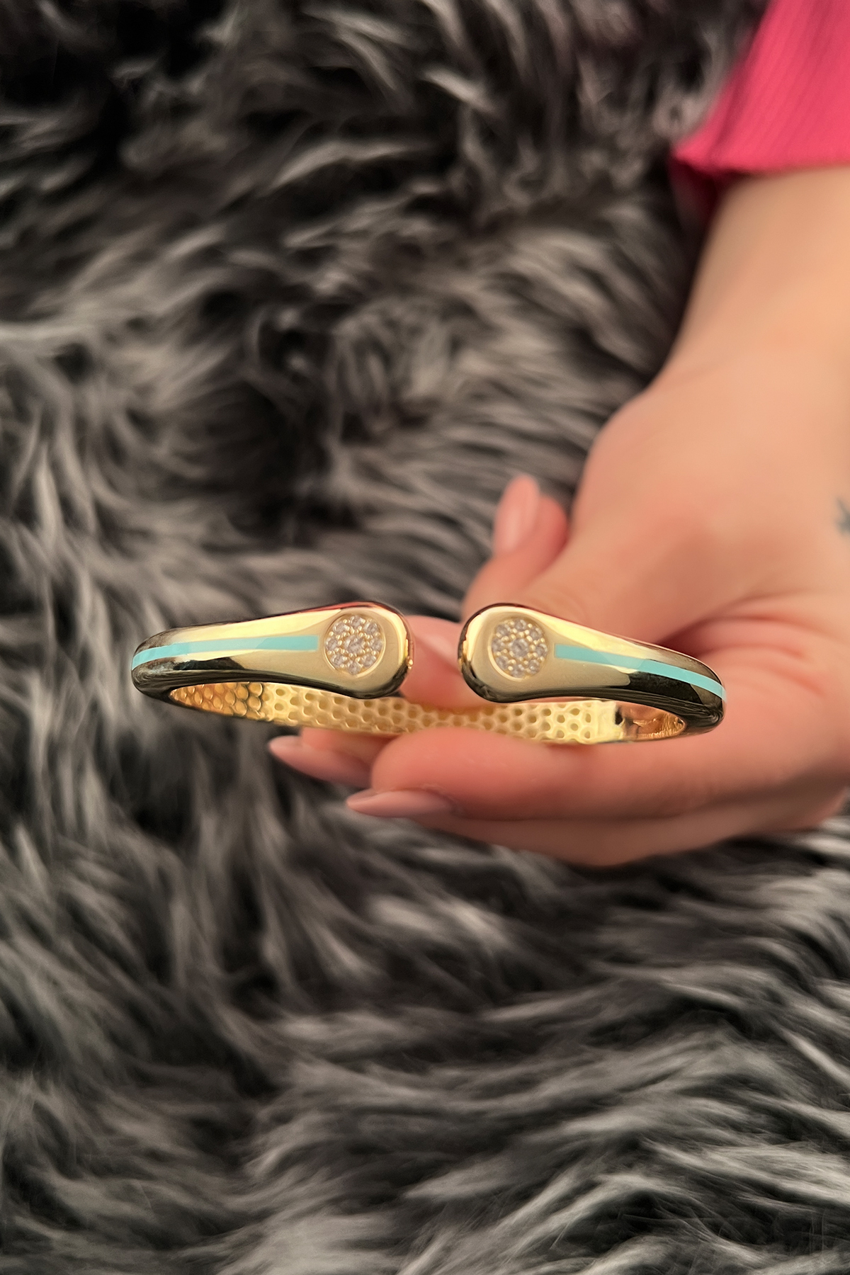 14 Ayar Altın Firuze Şerit Detaylı Taşlı Kelepçe - Fiyonk Kuyumculuk (1)