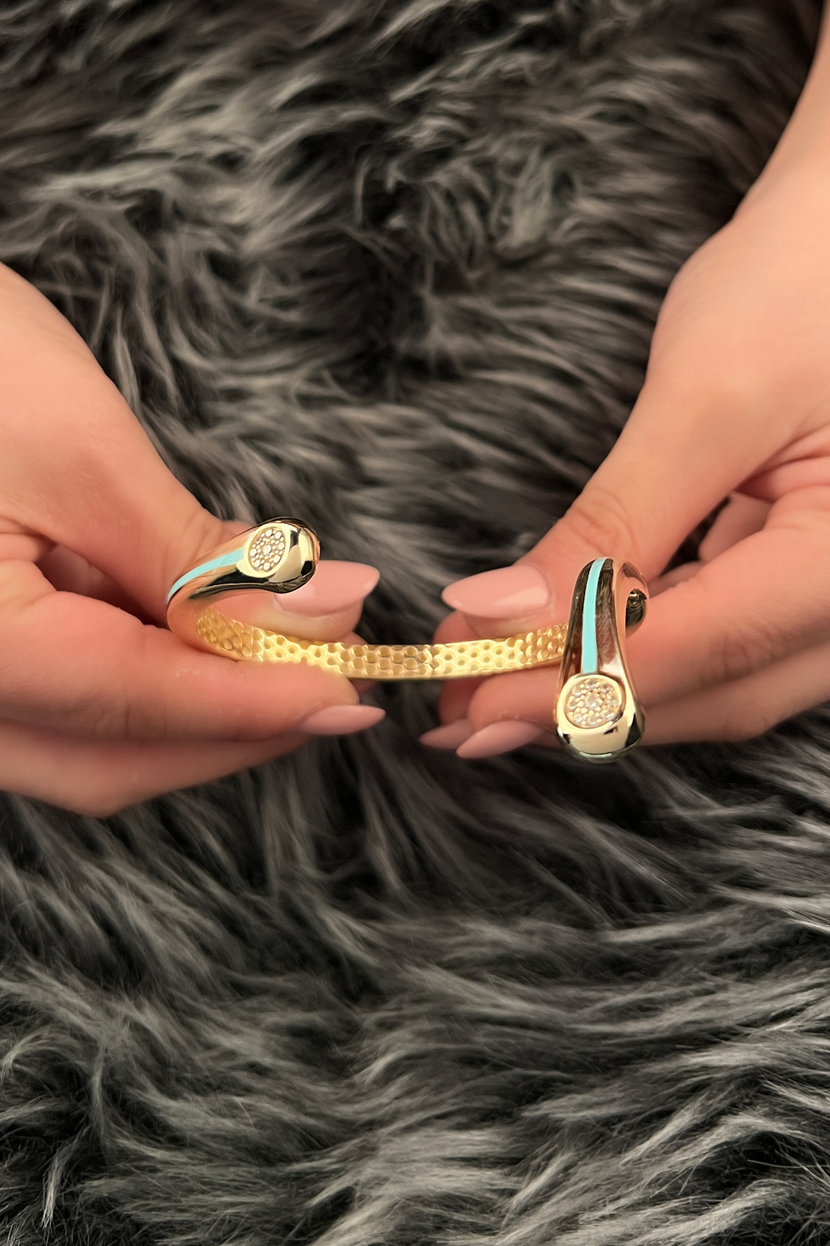 14 Ayar Altın Firuze Şerit Detaylı Taşlı Kelepçe - Fiyonk Kuyumculuk (1)