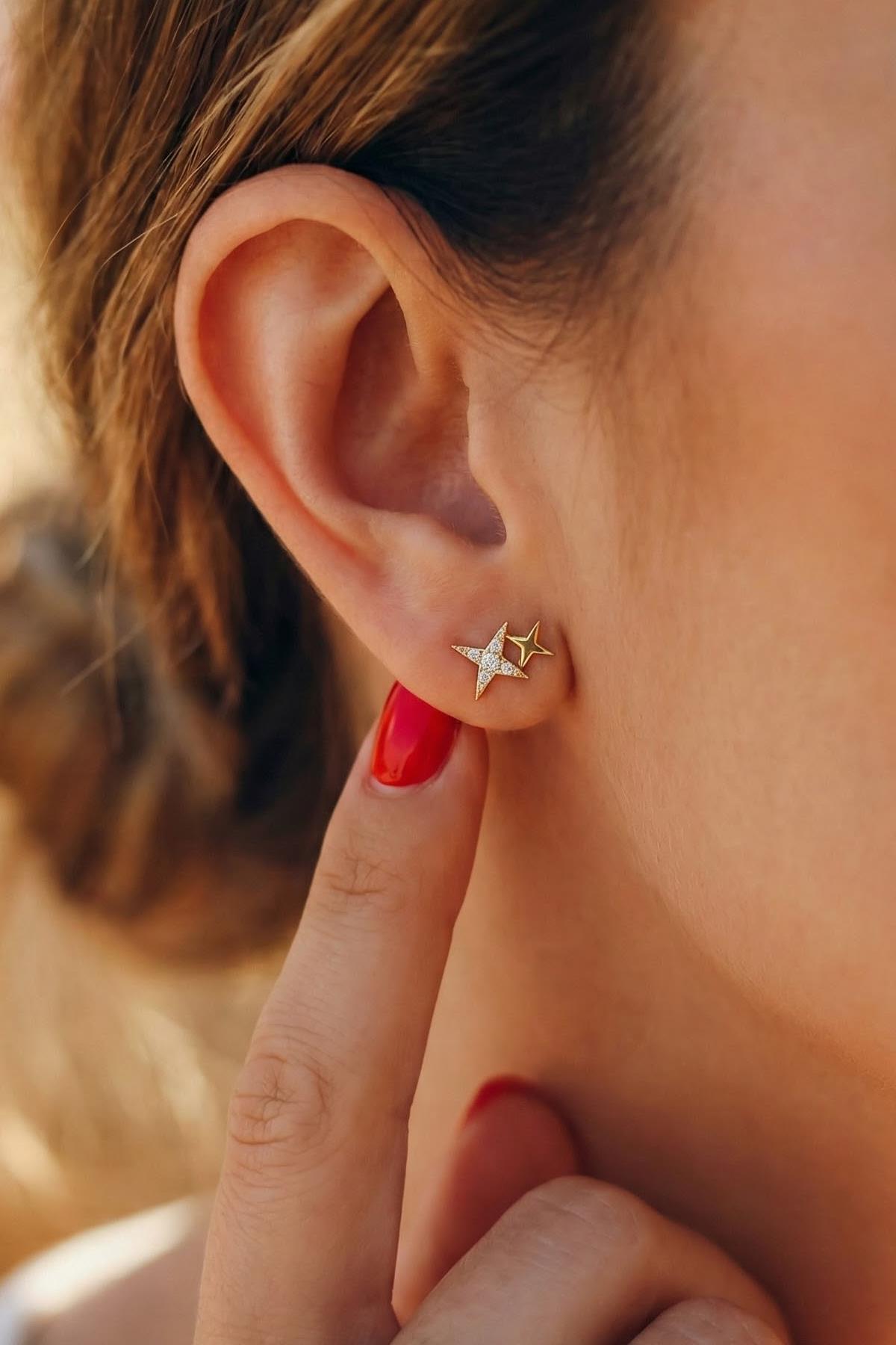 14 Ayar Altın Işıltılı Minik İkili Taşlı Tasarım Yıldız Küpe - Fiyonk Kuyumculuk