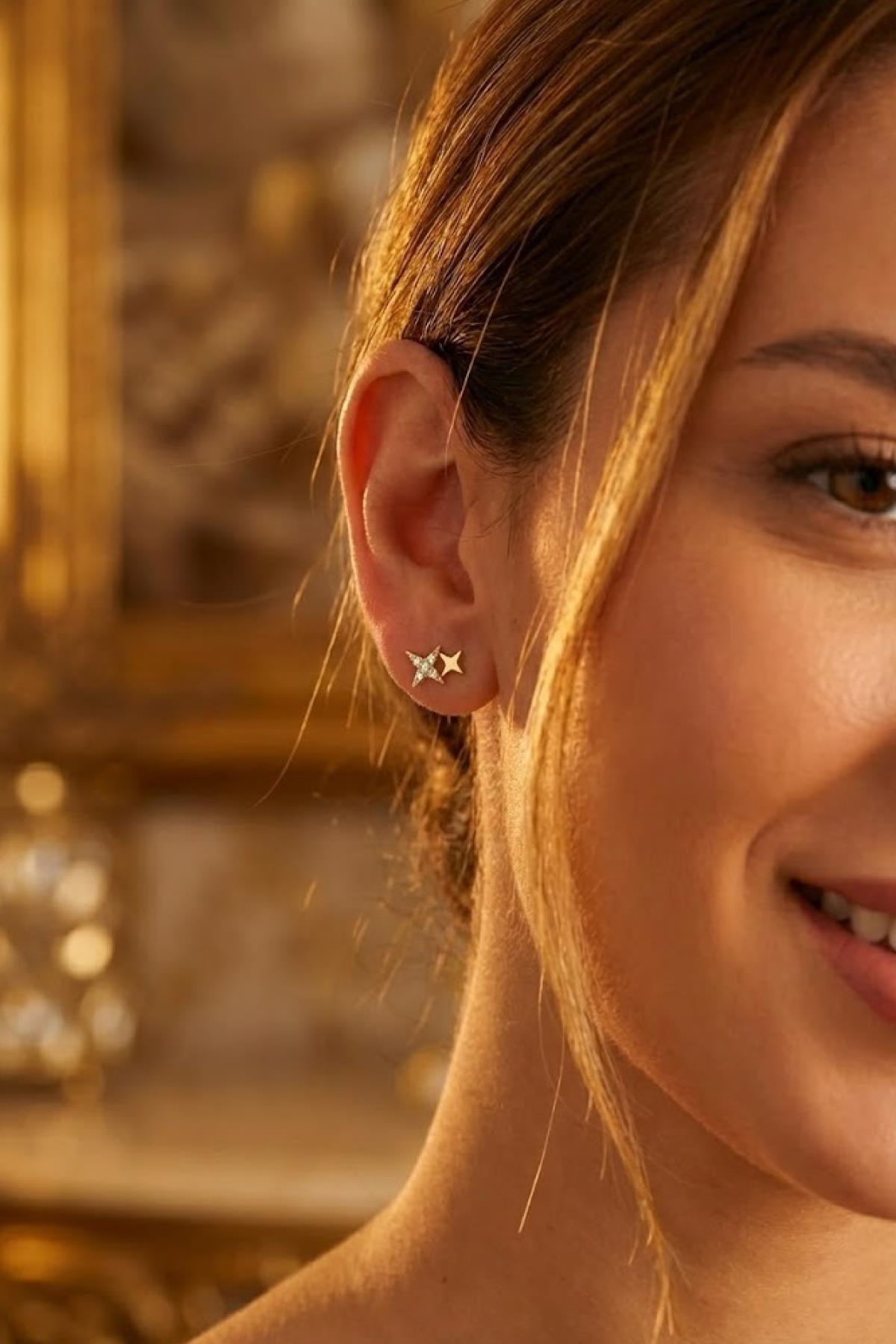 14 Ayar Altın Işıltılı Minik İkili Taşlı Tasarım Yıldız Küpe - Fiyonk Kuyumculuk (1)