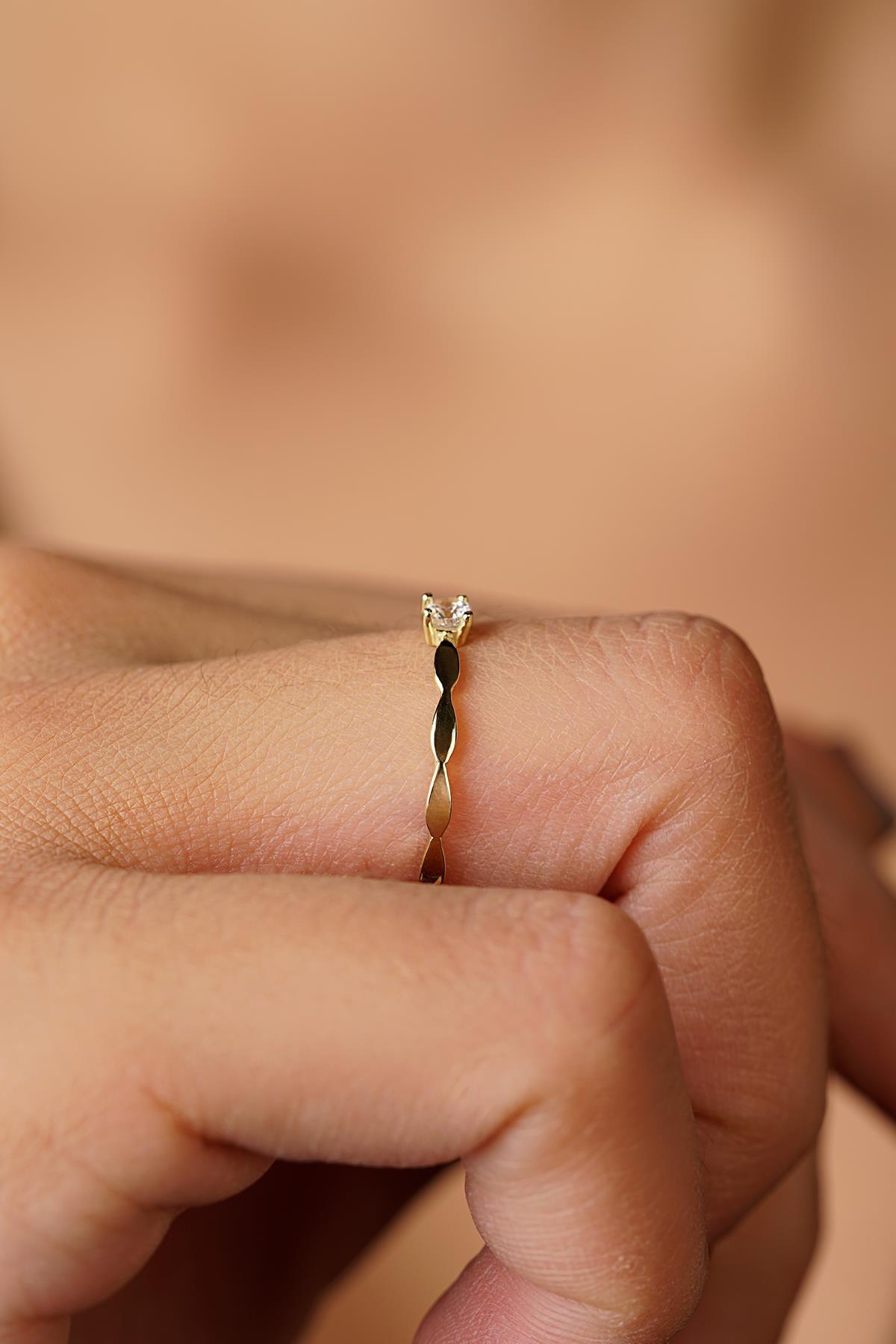 14 Ayar Altın Işıltılı Tek Taş Yüzük - Fiyonk Kuyumculuk (1)