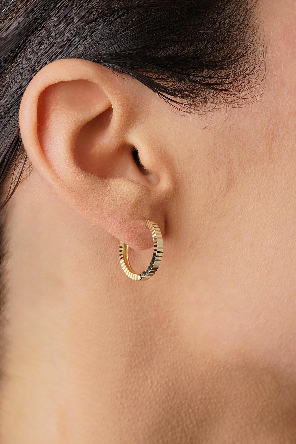 14 Ayar Altın Kalem İşlemeli Işıltı Halka Küpe Midi - Fiyonk Kuyumculuk (1)