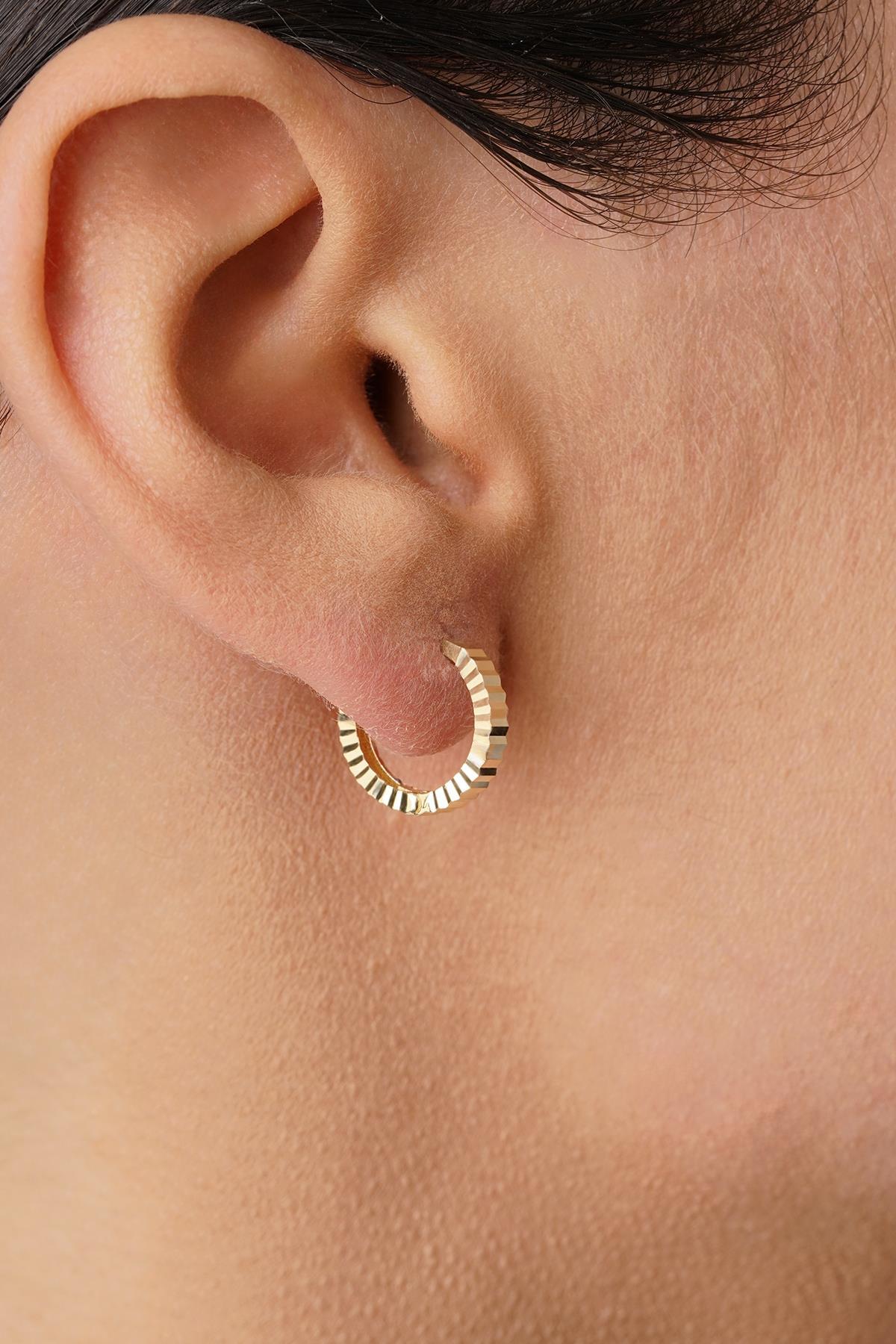 14 Ayar Altın Kalem İşlemeli Işıltı Halka Küpe Mini - Fiyonk Kuyumculuk