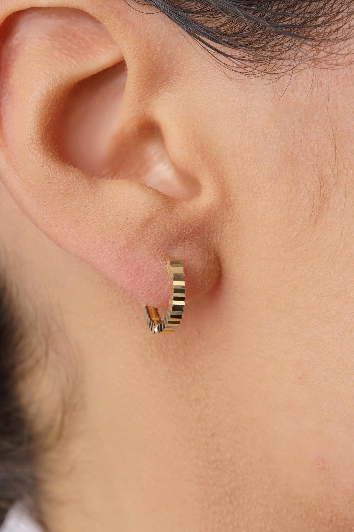 14 Ayar Altın Kalem İşlemeli Işıltı Halka Küpe Mini - Fiyonk Kuyumculuk (1)