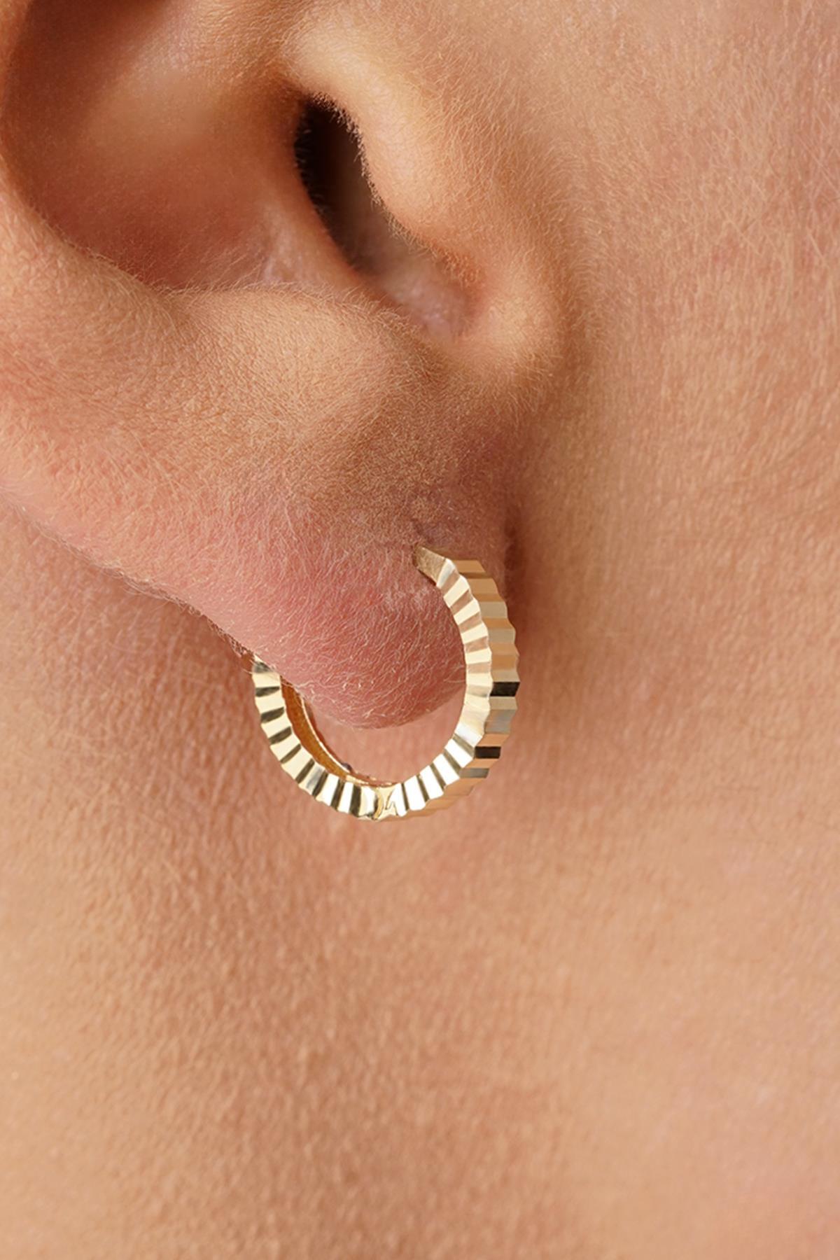 14 Ayar Altın Kalem İşlemeli Işıltı Halka Küpe Mini - Fiyonk Kuyumculuk (1)