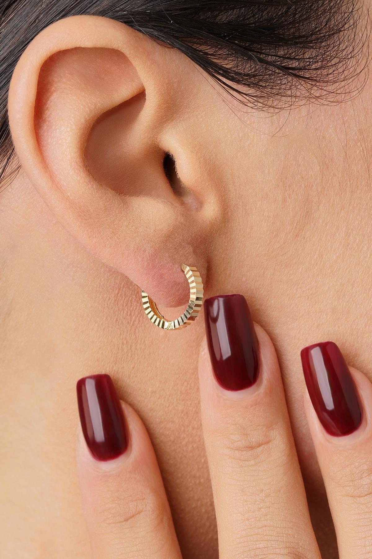 14 Ayar Altın Kalem İşlemeli Işıltı Halka Küpe Mini - Fiyonk Kuyumculuk (1)