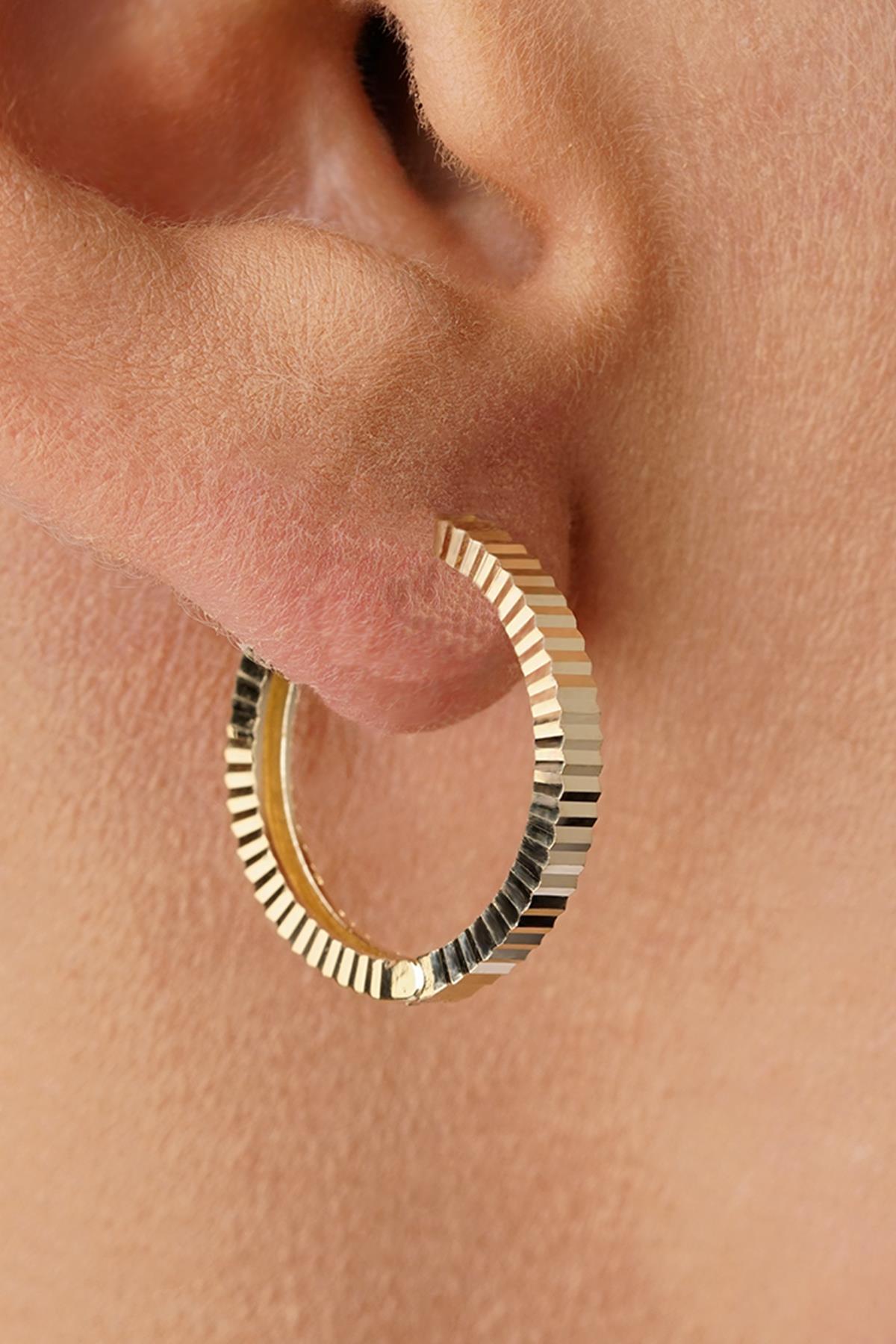 14 Ayar Altın Kalem İşlemeli Işıltı Halka Küpe Orta - Fiyonk Kuyumculuk