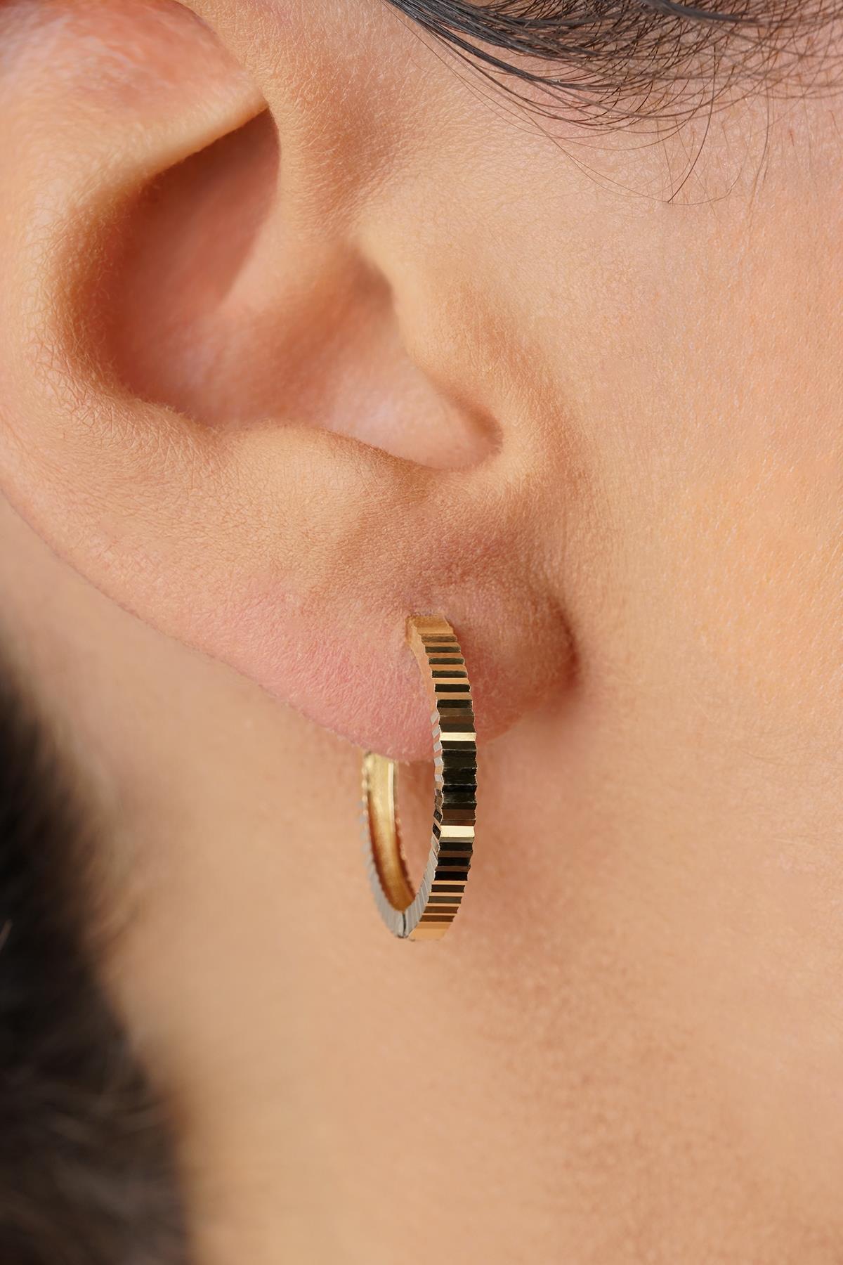 14 Ayar Altın Kalem İşlemeli Işıltı Halka Küpe Orta - Fiyonk Kuyumculuk (1)