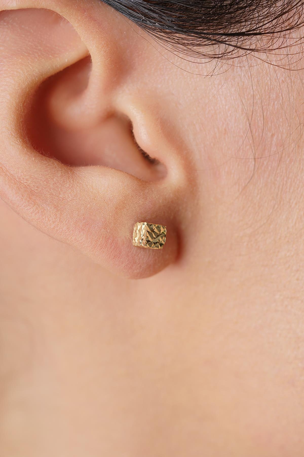 14 Ayar Altın Kalem İşlemeli Küp Küpe - Fiyonk Kuyumculuk (1)