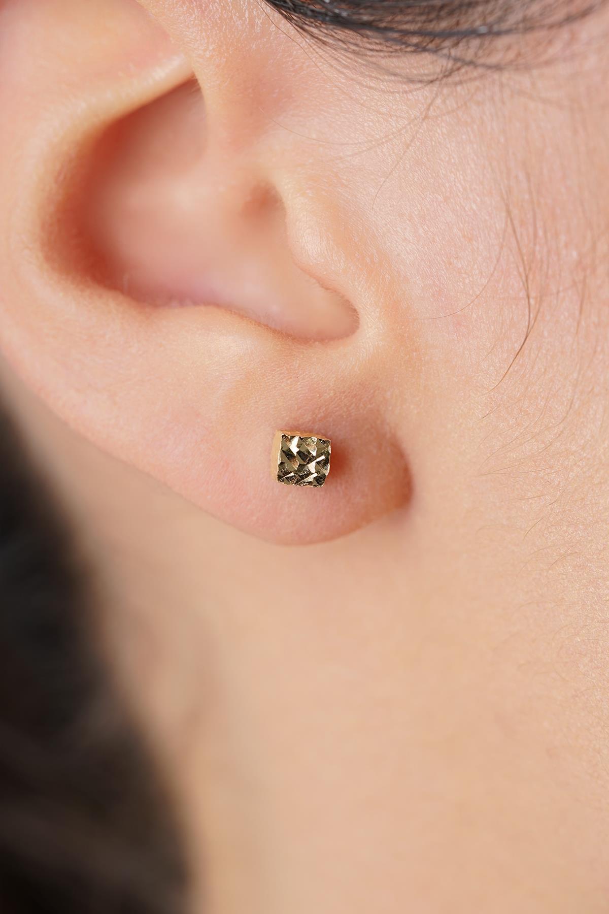 14 Ayar Altın Kalem İşlemeli Küp Küpe - Fiyonk Kuyumculuk (1)