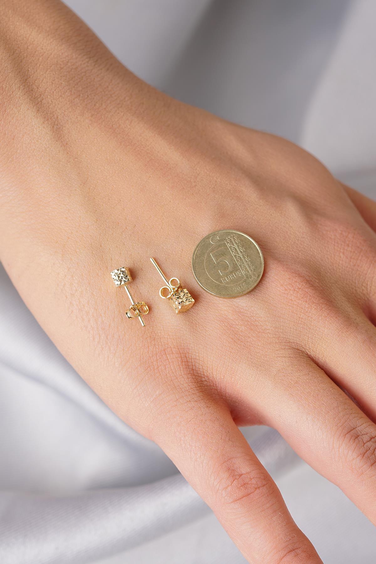 14 Ayar Altın Kalem İşlemeli Küp Küpe - Fiyonk Kuyumculuk (1)