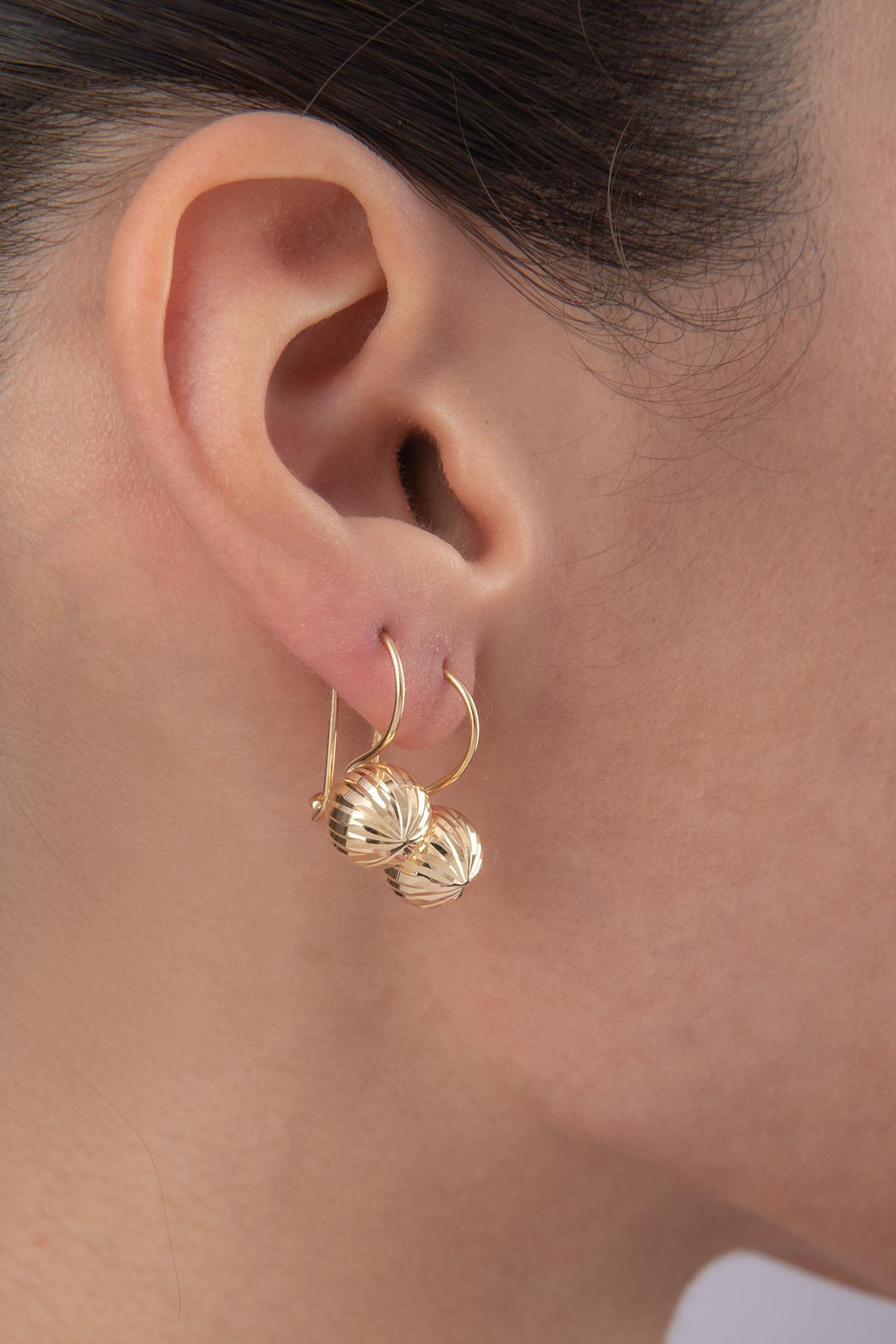 14 Ayar Altın Kalem İşlemeli Midi Top Küpe - Fiyonk Kuyumculuk (1)