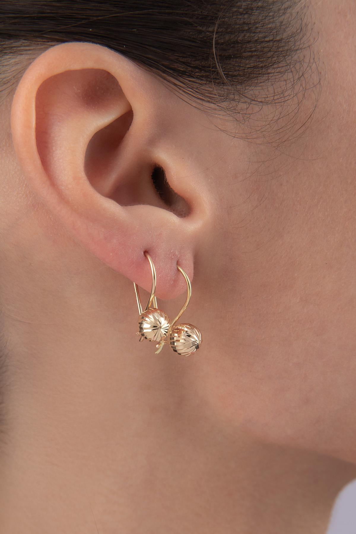 14 Ayar Altın Kalem İşlemeli Mini Top Küpe - Fiyonk Kuyumculuk (1)