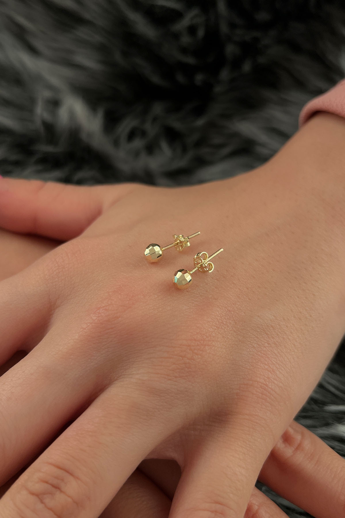 14 Ayar Altın Kare Desenli Top Küpe Küçük - Fiyonk Kuyumculuk (1)