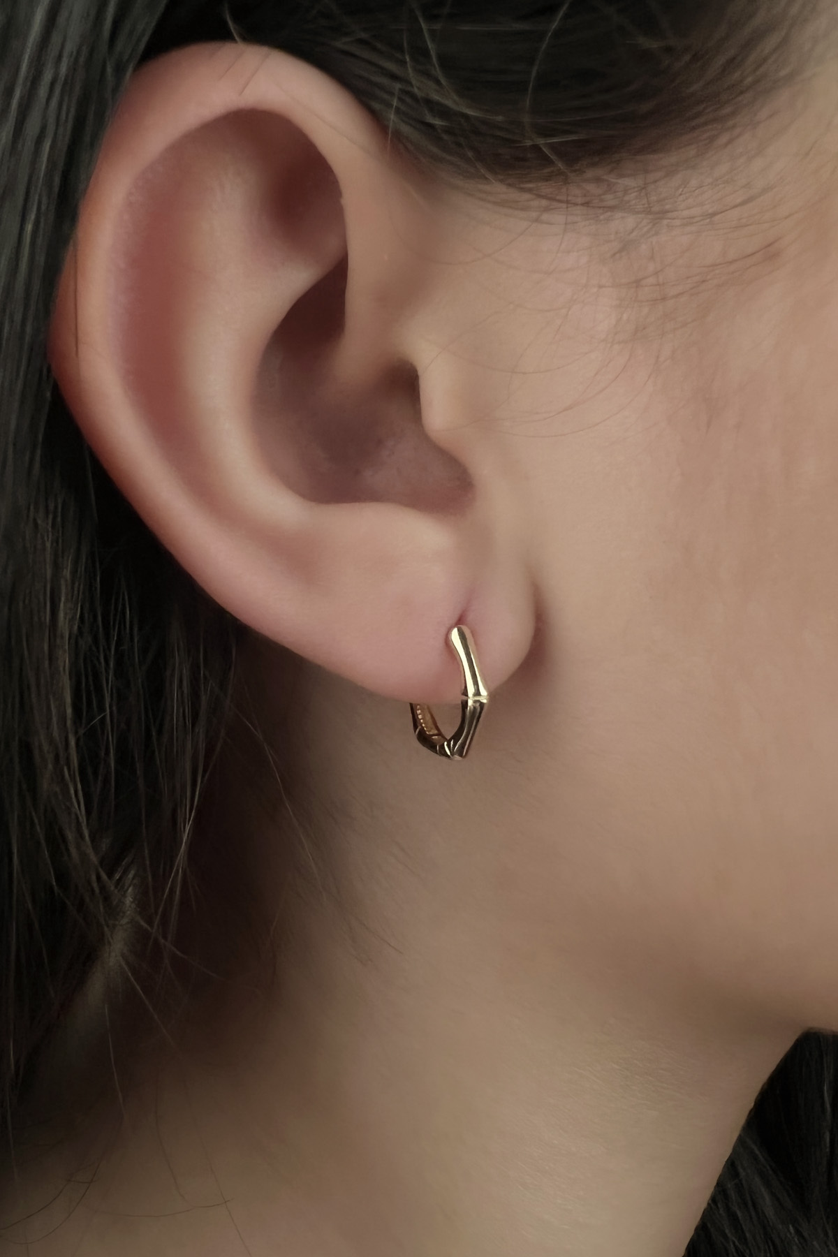 14 Ayar Altın Kemik Desenli Altıgen Küpe - Fiyonk Kuyumculuk