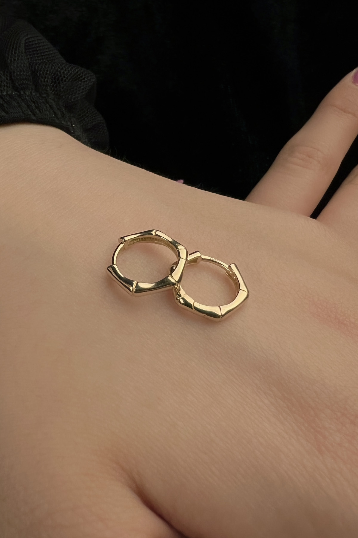 14 Ayar Altın Kemik Desenli Altıgen Küpe - Fiyonk Kuyumculuk (1)