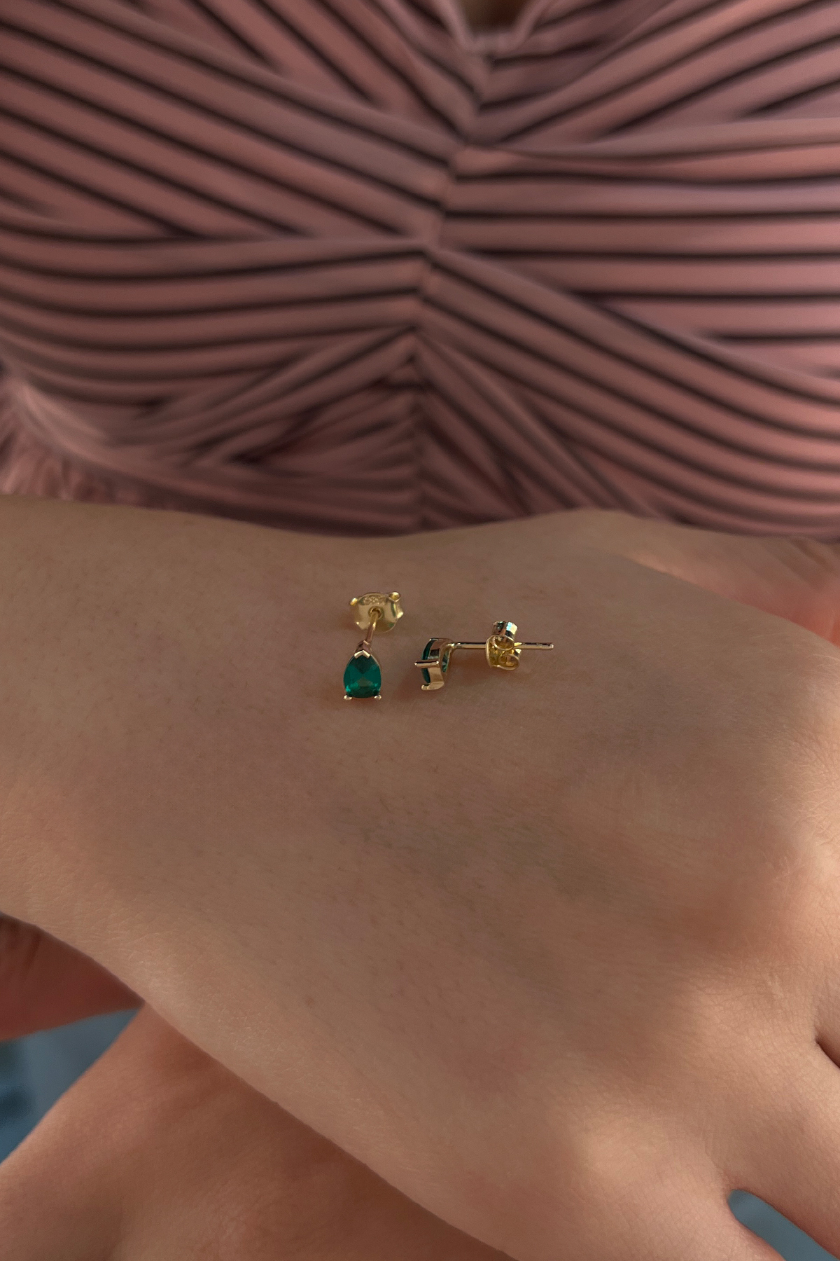 14 Ayar Altın Kök Zümrüt Damla Taş Detaylı Küpe - Fiyonk Kuyumculuk (1)