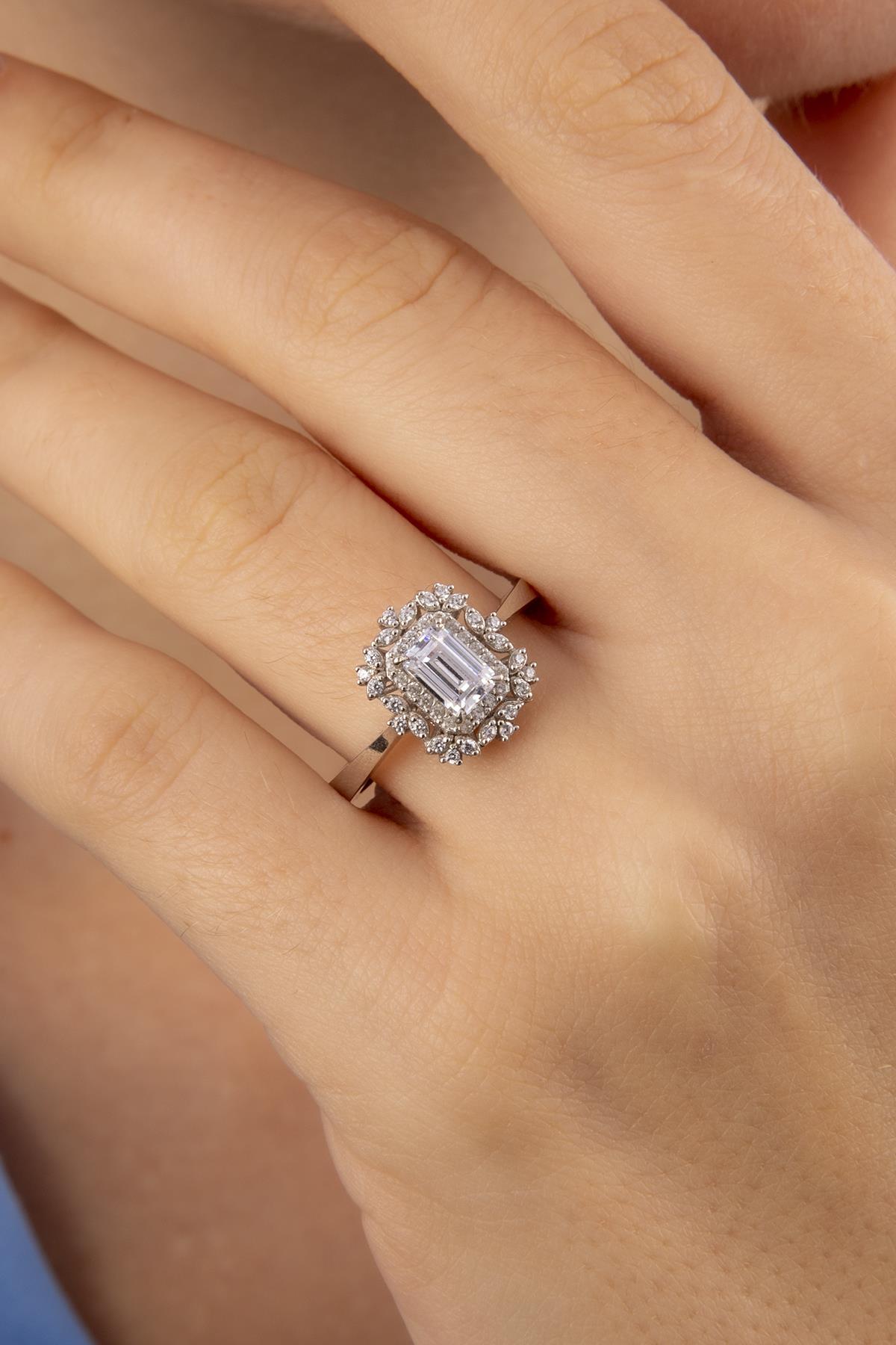 14 Ayar Altın Kraliçe Baget Yüzük Beyaz - Fiyonk Kuyumculuk (1)