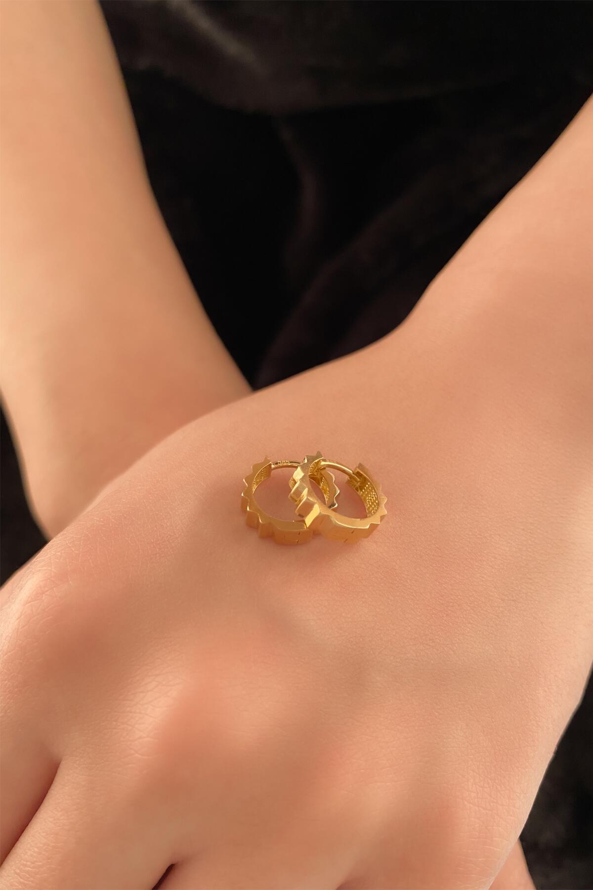 14 Ayar Altın Mini Piramit Dizisi Küpe - Fiyonk Kuyumculuk (1)