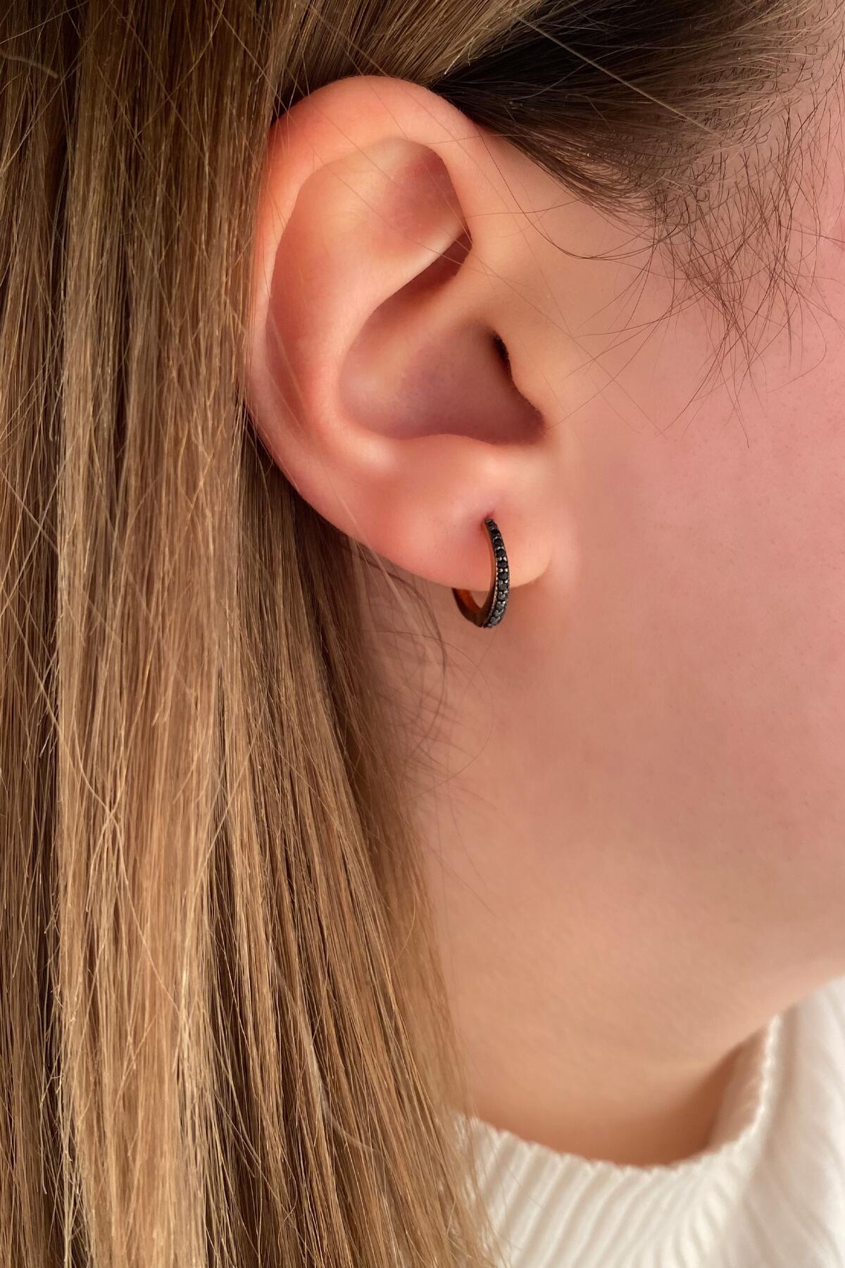 14 Ayar Altın Siyah Taşlı Süzme Halka Küpe - Fiyonk Kuyumculuk