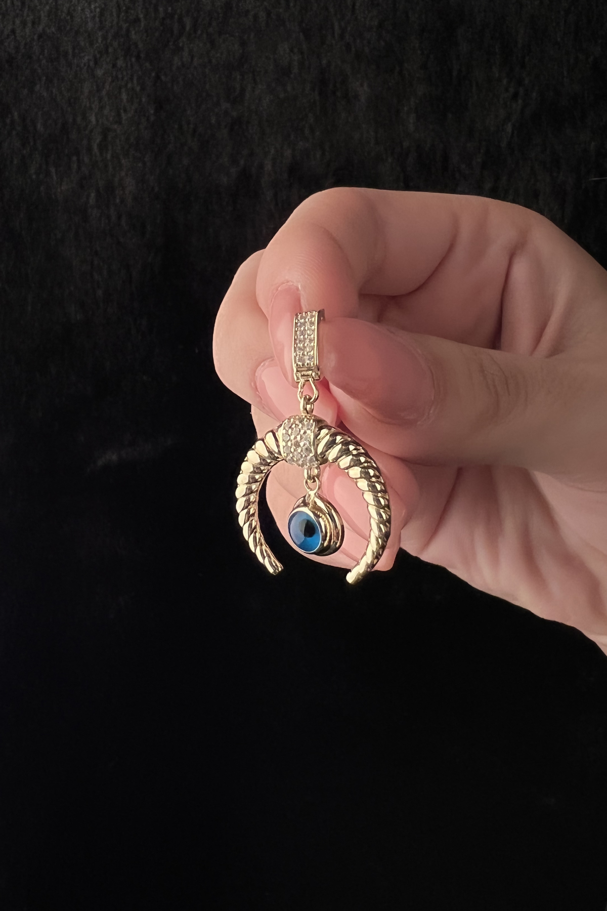 14 Ayar Altın Taşlı Kilit Detaylı Göz Detaylı Ters Ay Kolye Ucu - Fiyonk Kuyumculuk (1)