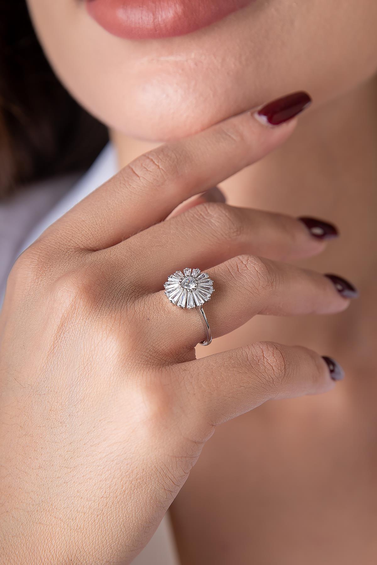 14 Ayar Altın Taşlı Papatya Motifli Yüzük - Fiyonk Kuyumculuk