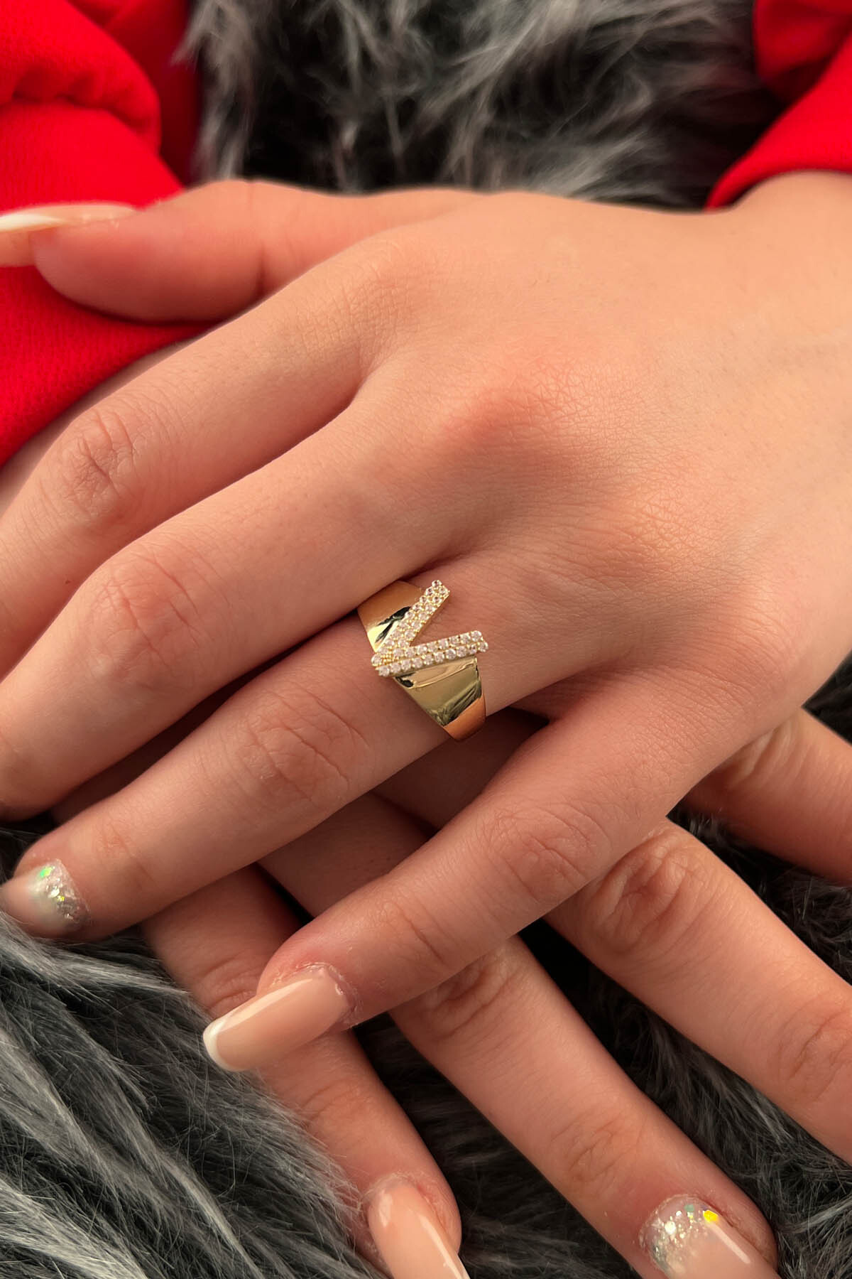 14 Ayar Altın Taşlı V Harfli Yüzük - Fiyonk Kuyumculuk (1)