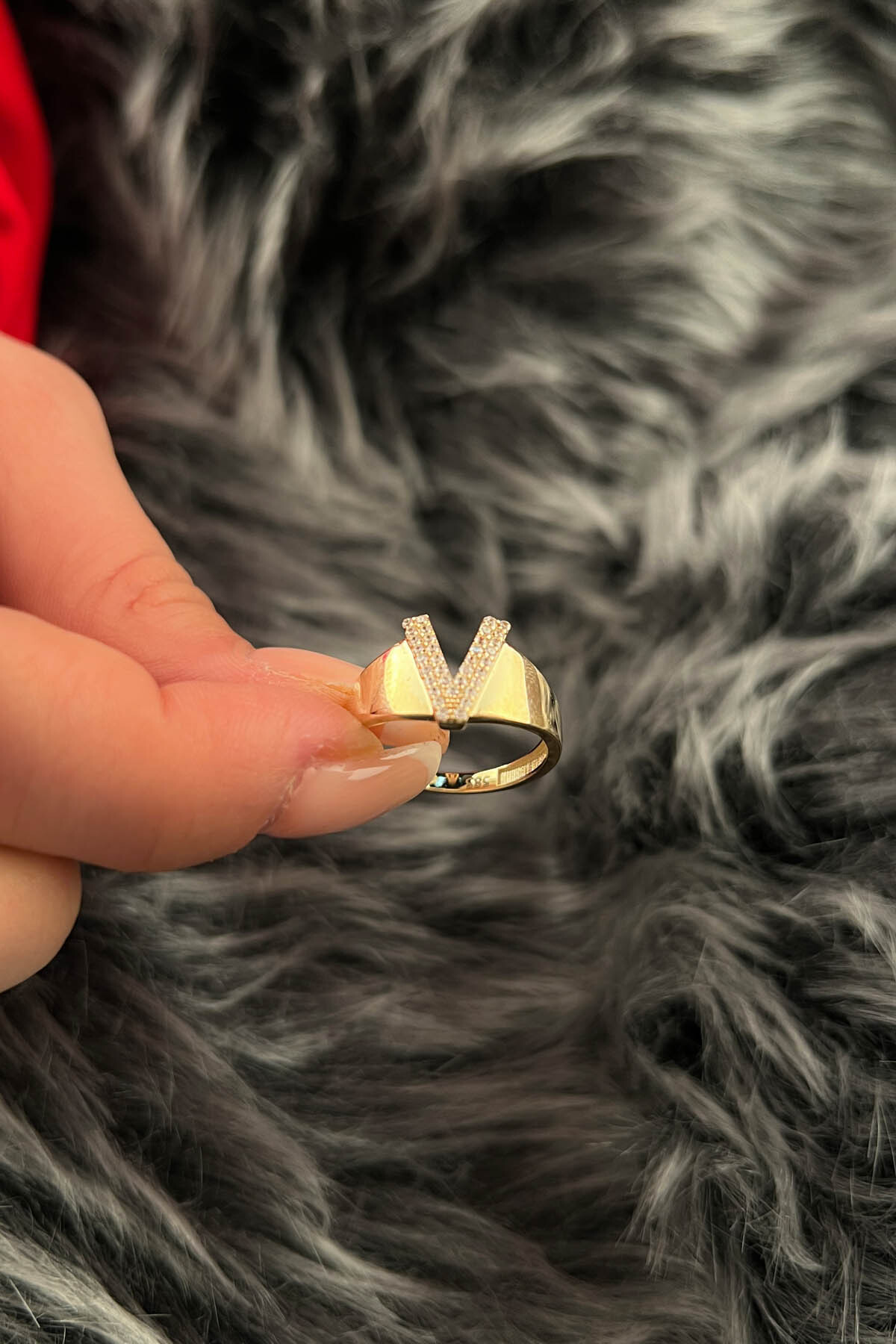 14 Ayar Altın Taşlı V Harfli Yüzük - Fiyonk Kuyumculuk (1)