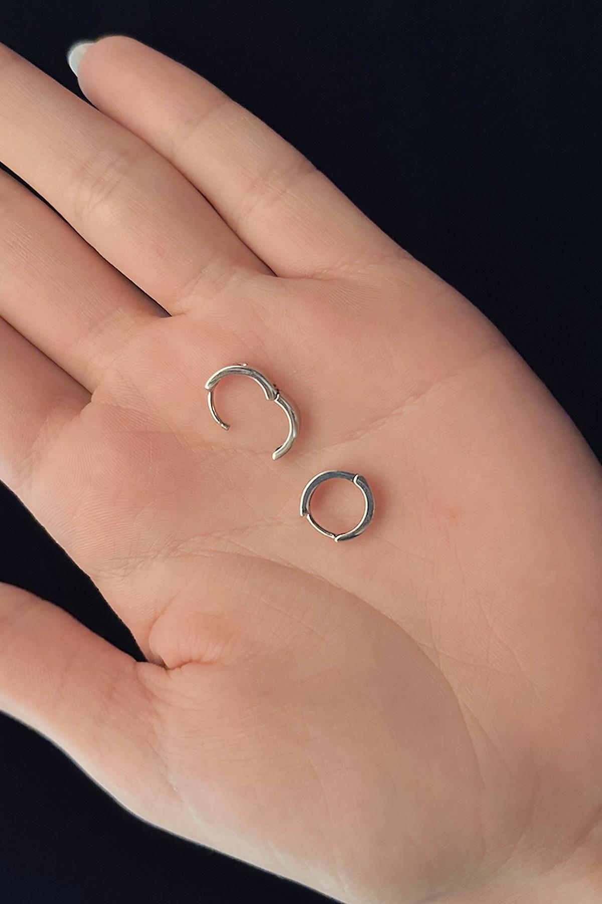 14 Ayar Altın Tek Taş Detaylı Mini Halka Küpe