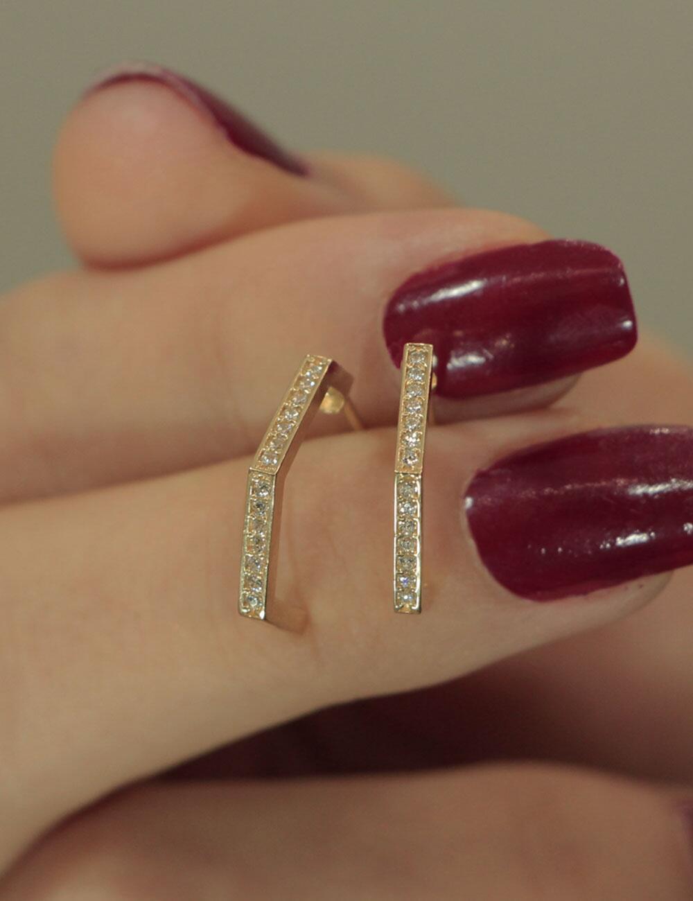 14 Ayar Altın Mini Taşlı Asimetrik Küpe - Fiyonk Kuyumculuk (1)