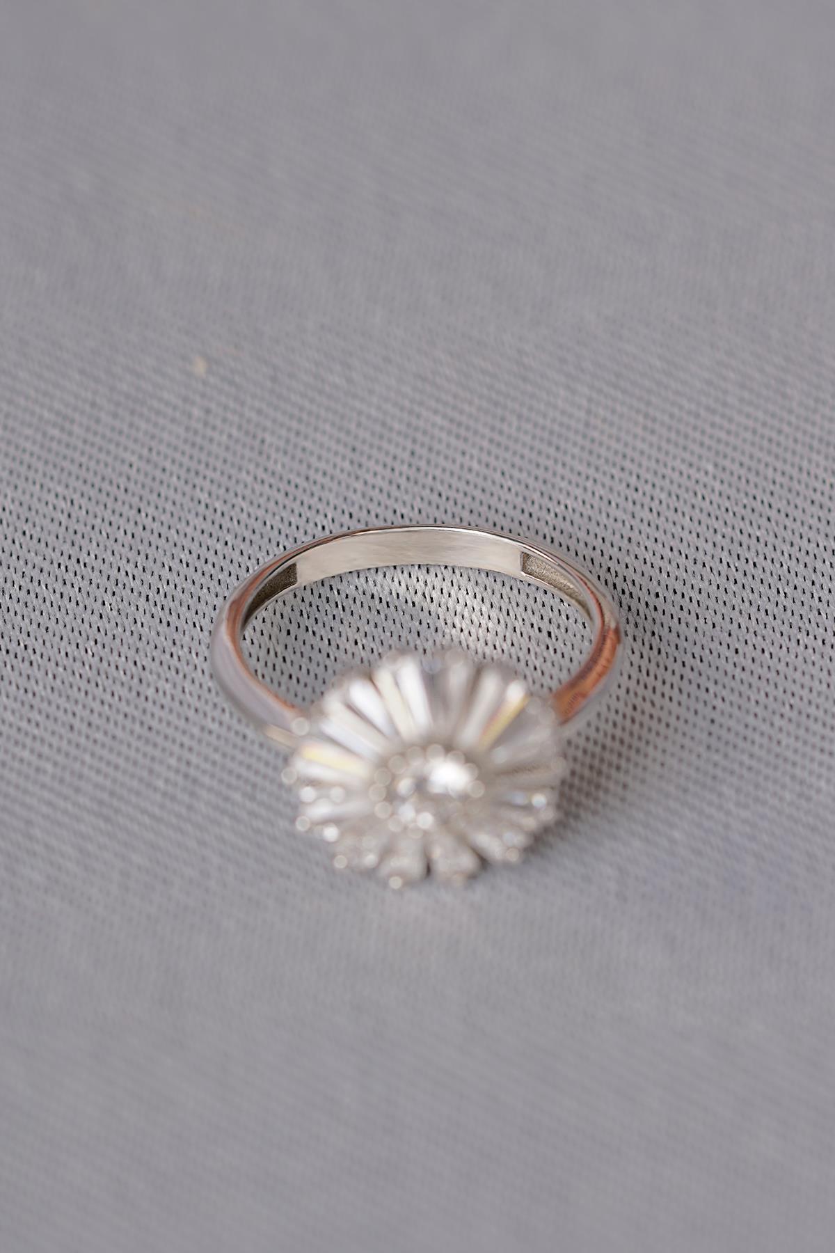 14 Ayar Altın Baget Çiçek Yüzük - Fiyonk Kuyumculuk (1)